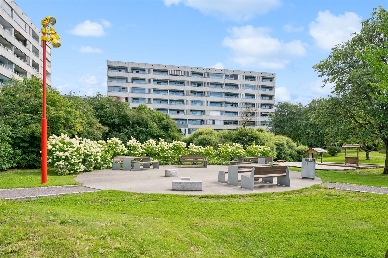 Det er grøntområder rundt og mellom bebyggelsen på eiendommen. Galleribilde