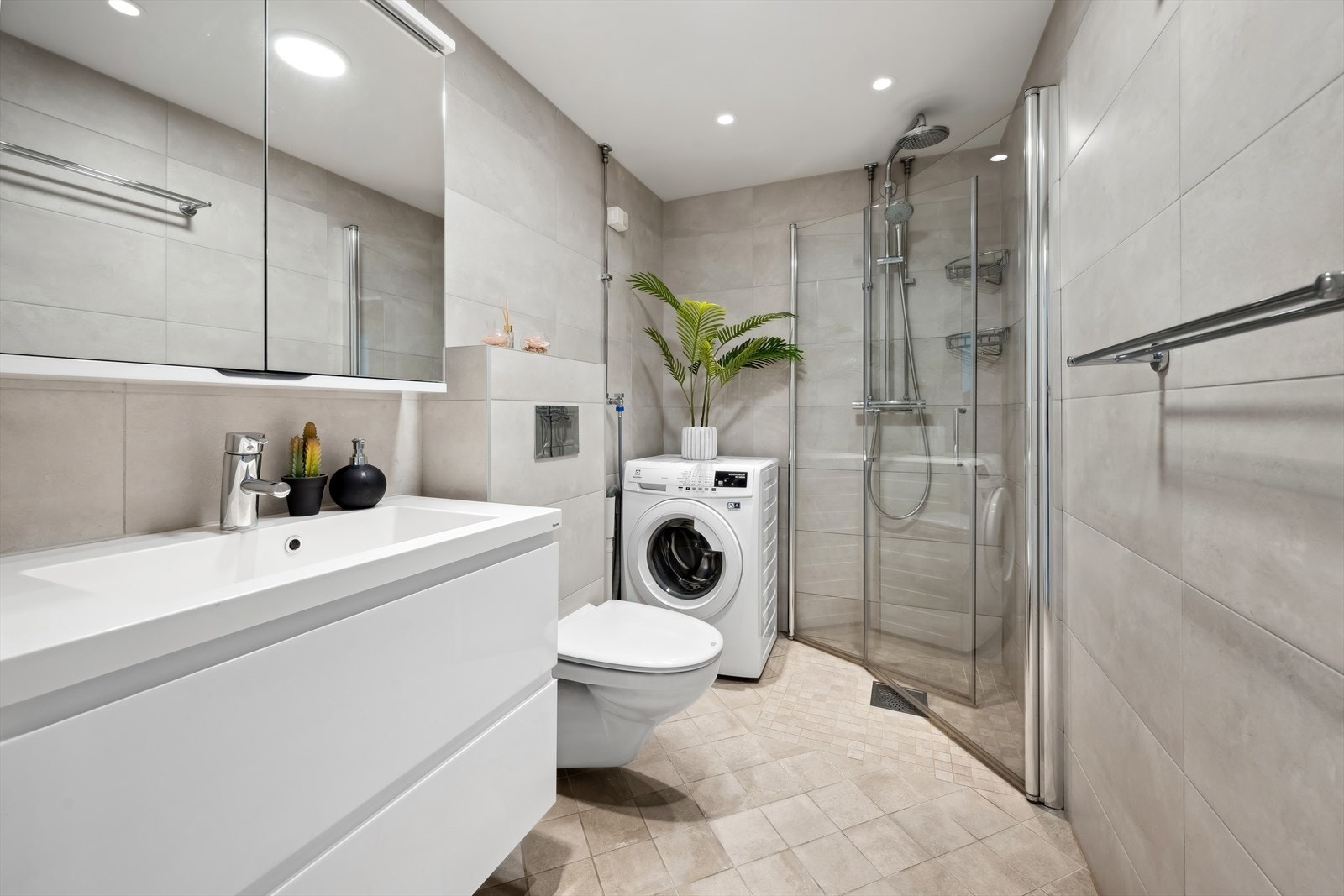 Badet ble oppusset i regi av borettslaget i 2019, og resultatet er både moderne og stilfullt. Med himling utstyrt med downlights og elektriske varmekabler på gulvet, er komforten ivaretatt til enhver tid. Galleribilde