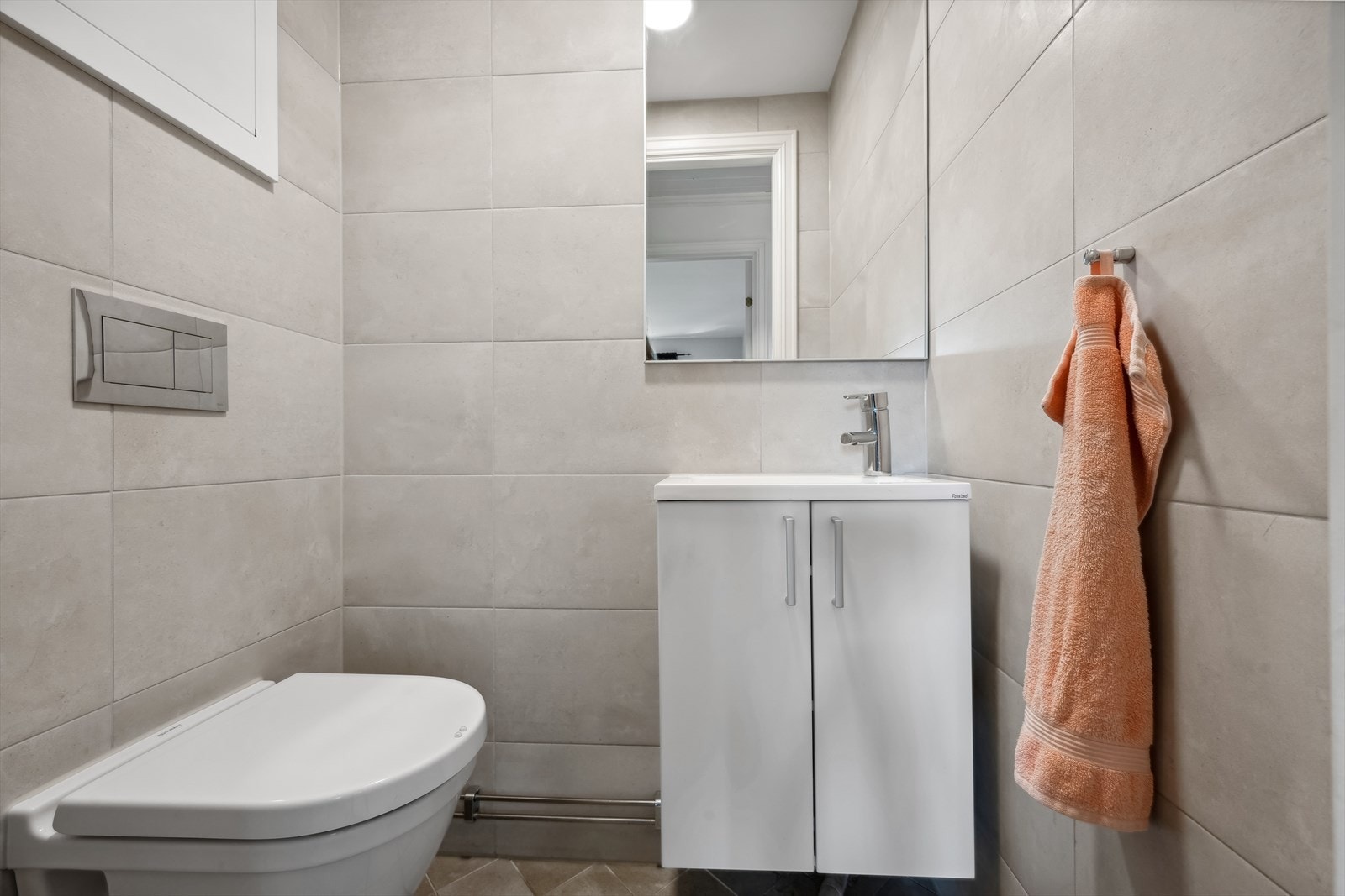Som en ekstra bonus har denne leiligheten et eget toalettrom med vegghengt toalett. Toalettrommet er innredet med slette fronter og en heldekkende servant med et 1-greps blandebatteri. WC ble pusset opp i regi av borettslaget i 2019. Galleribilde