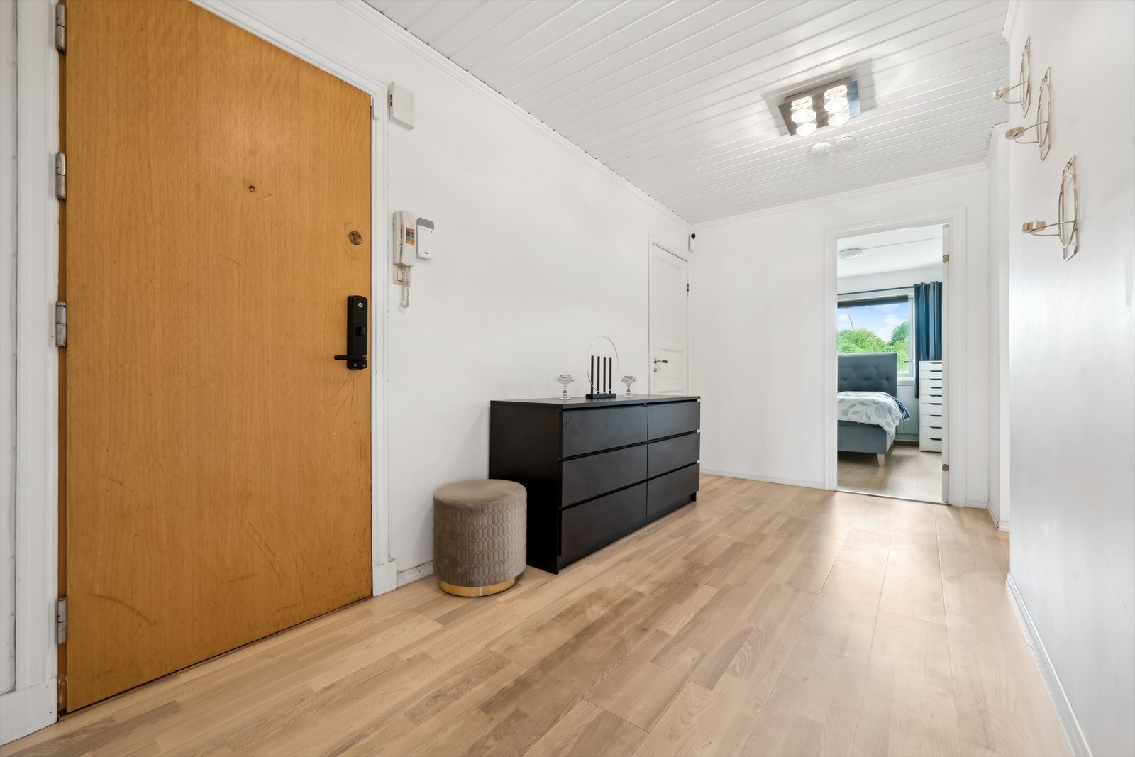 Du ønskes velkommen inn i en lysmalt og romslig entré med rikelig plass til å henge fra deg yttertøy og sette fra deg sko. Galleribilde