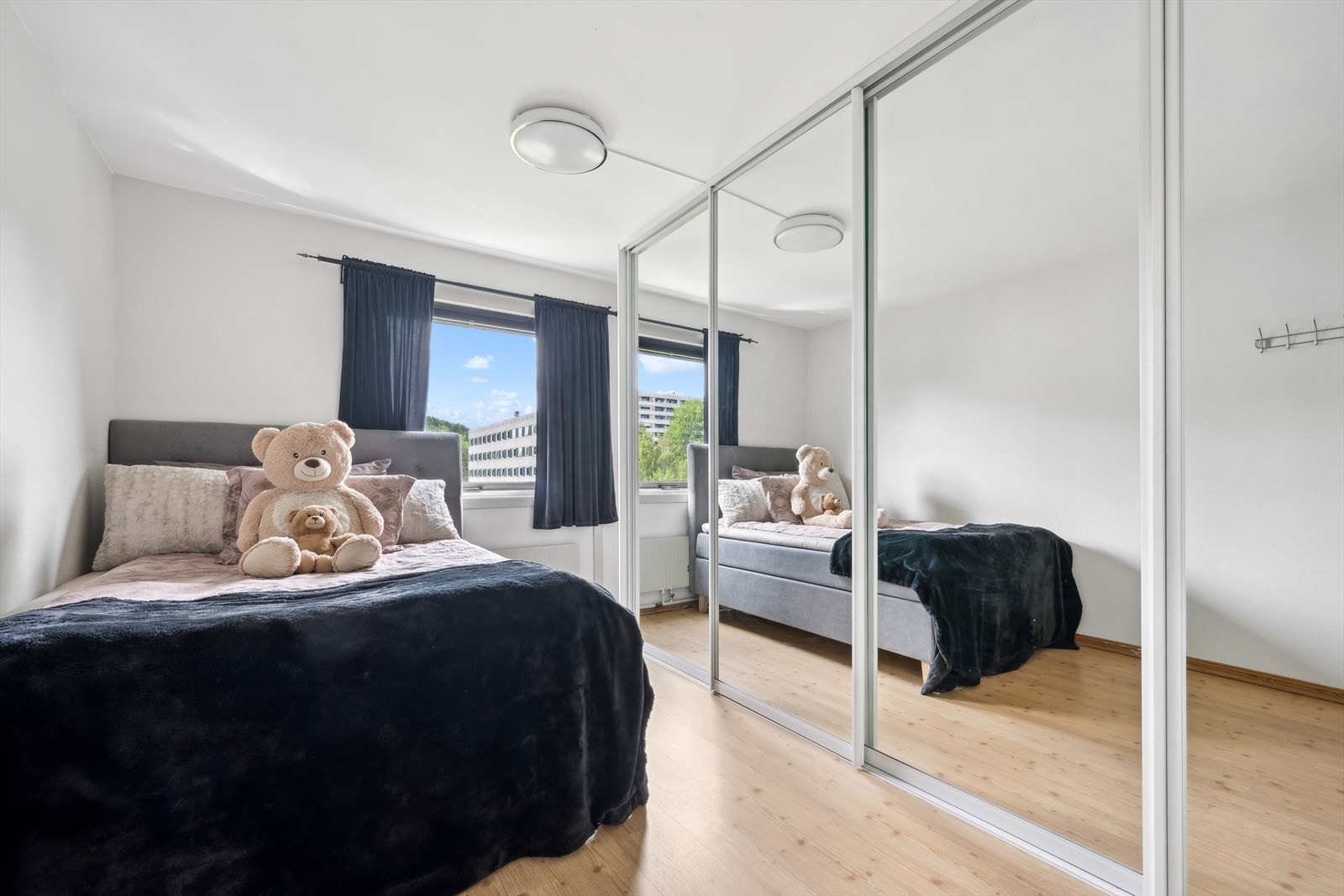 Leiligheten har tre romslige soverom med god plass til seng og tilhørende møblement, samt gode garderobeløsninger. Galleribilde
