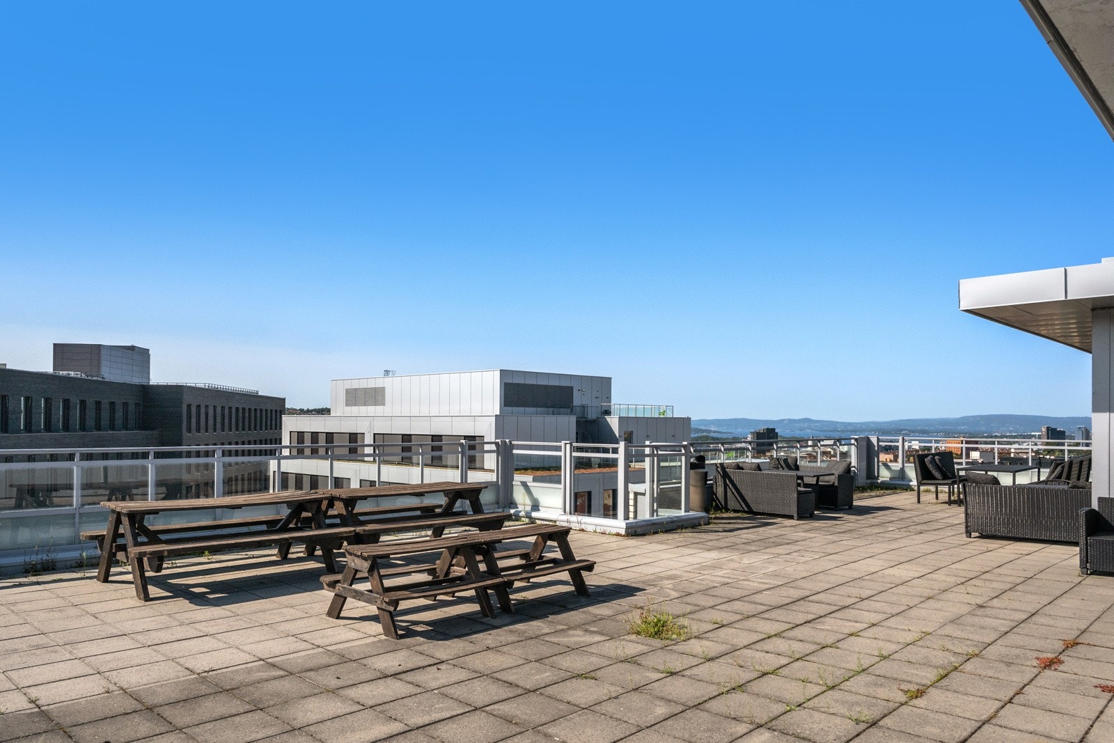 Felles takterrasse med masse god plass for hyggelige sammenkomster. Galleribilde