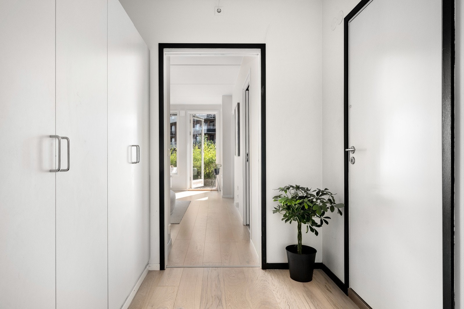 Entréen har lagringsplass for yttertøy og leder inn til stue og bad. Galleribilde