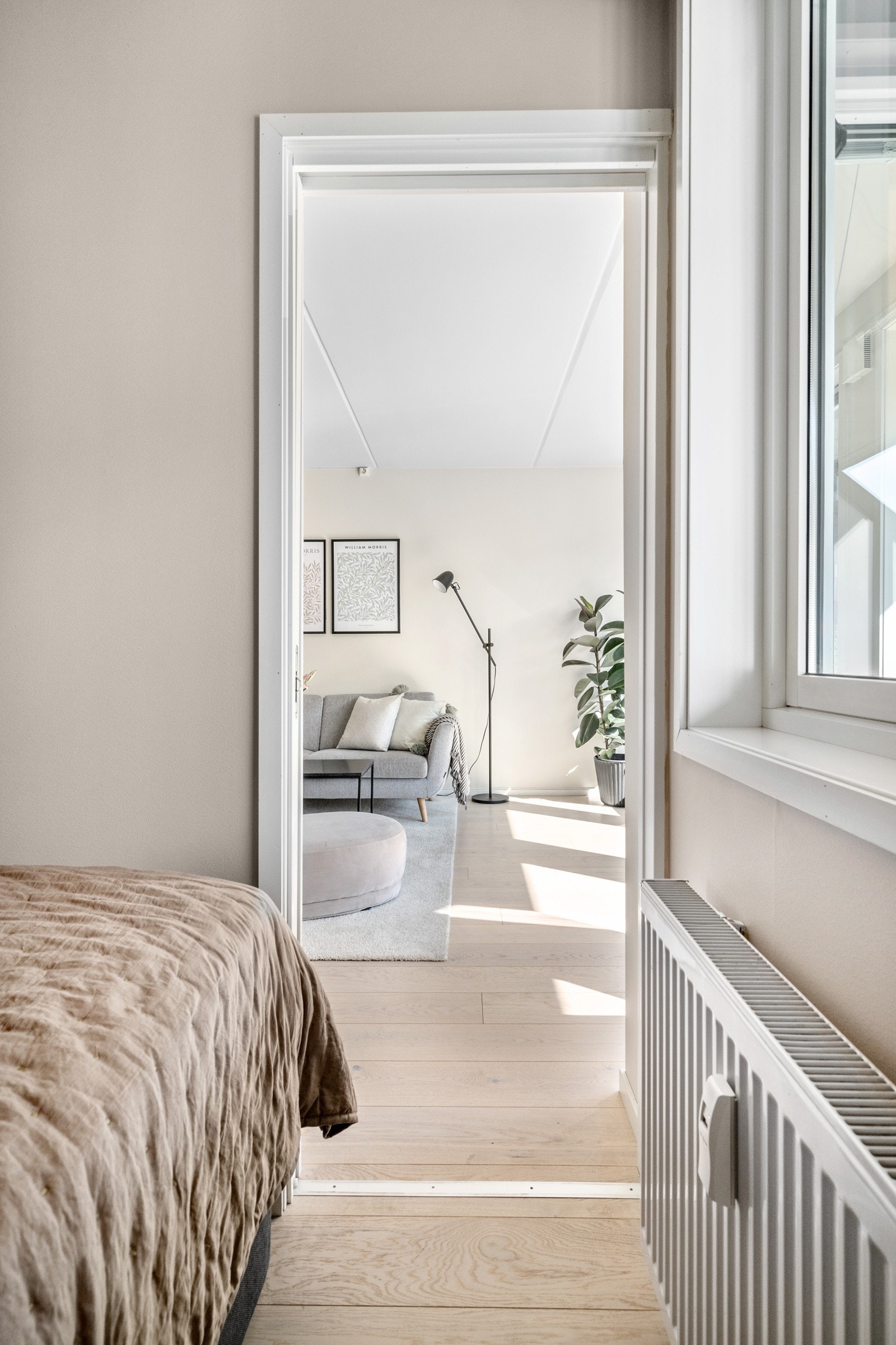 To innganger fra stuen inn til leilighetens soverom. Galleribilde