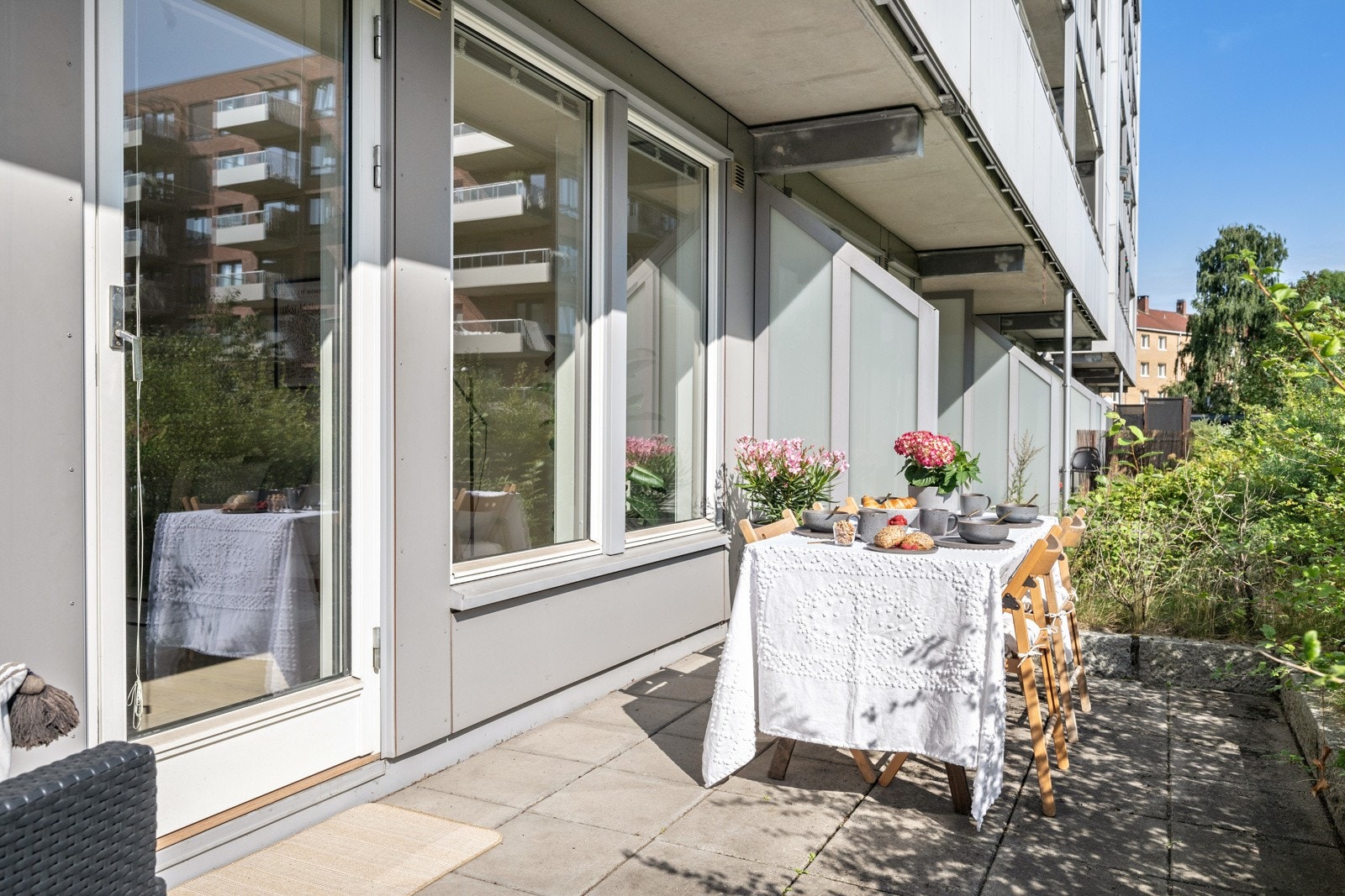 Med utgang fra stuen kommer du ut til den østvendte markterrassen. Galleribilde