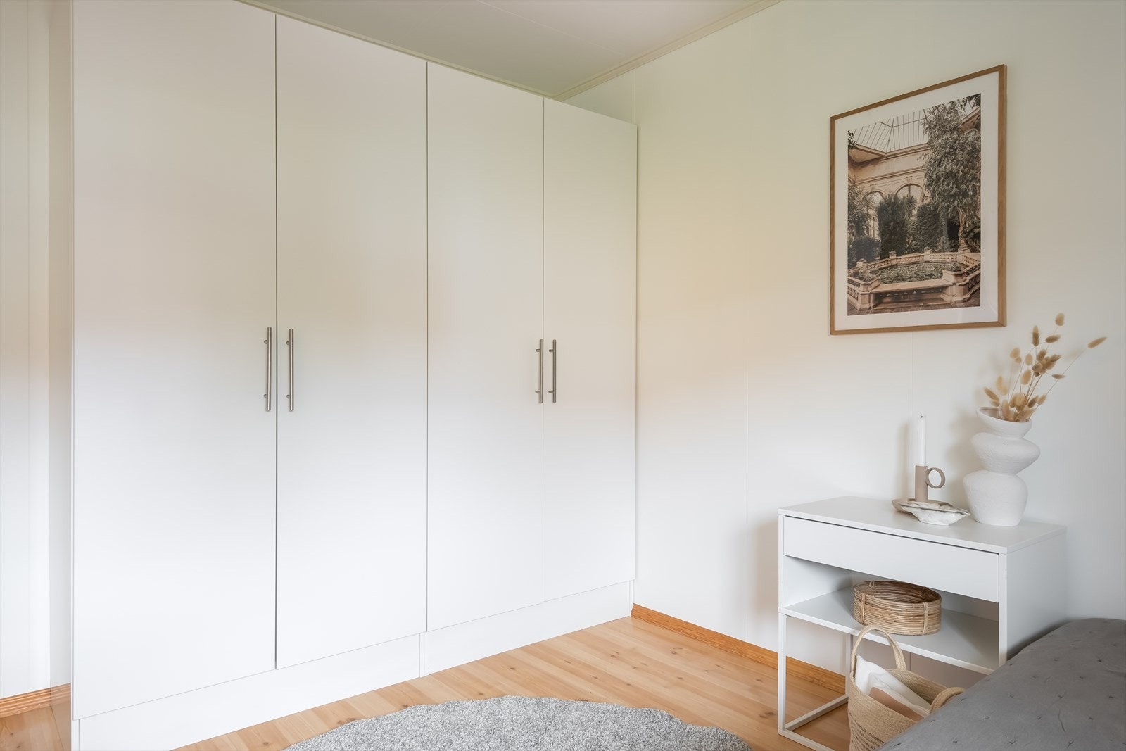 Også dette soverommet har godt med skapplass, hvor skapene medfølger. Galleribilde