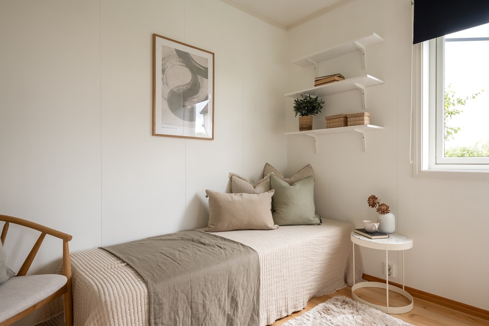 Leiligheten ligger i et rolig og etablert boområde. Nærmeste busstopp er Dolpa, som ligger ca. 400 meter fra boligen. Galleribilde