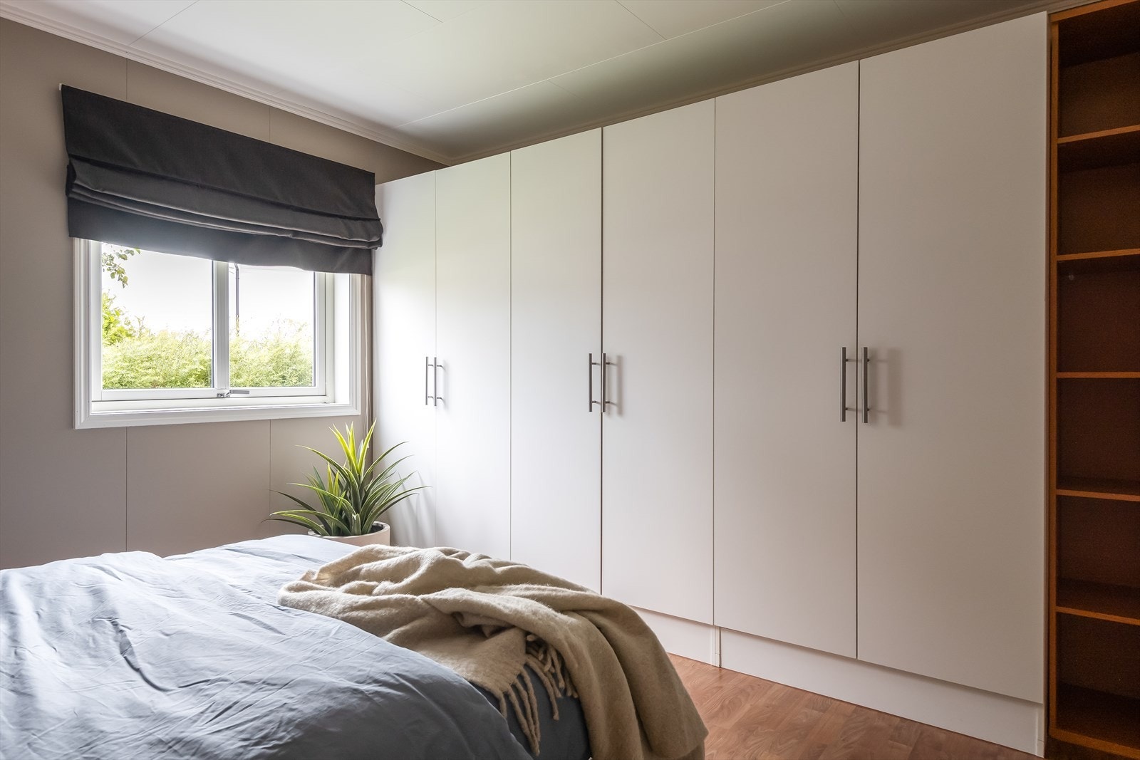 Hovedsoverommet byr på rikelig med skapplass, hvor alle skapene medfølger handelen. Galleribilde