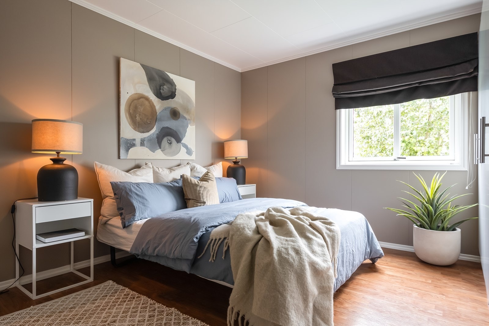 Hovedsoverommet er på 12m², noe som gir god plass til å møblere etter eget ønske. Det er gulvvarme i alle leilighetens rom. Galleribilde