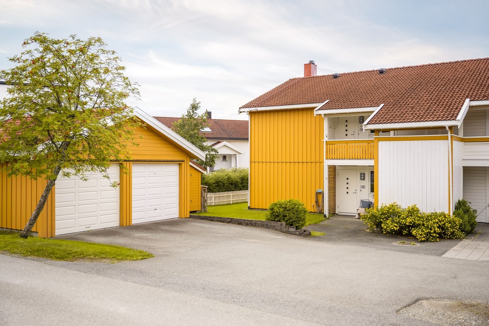 Det medfølger parkeringsplass i garasje. Videre er det mulighet til å parkere bil utenfor garasjeport, og det er flere gjesteparkeringer i området. Galleribilde