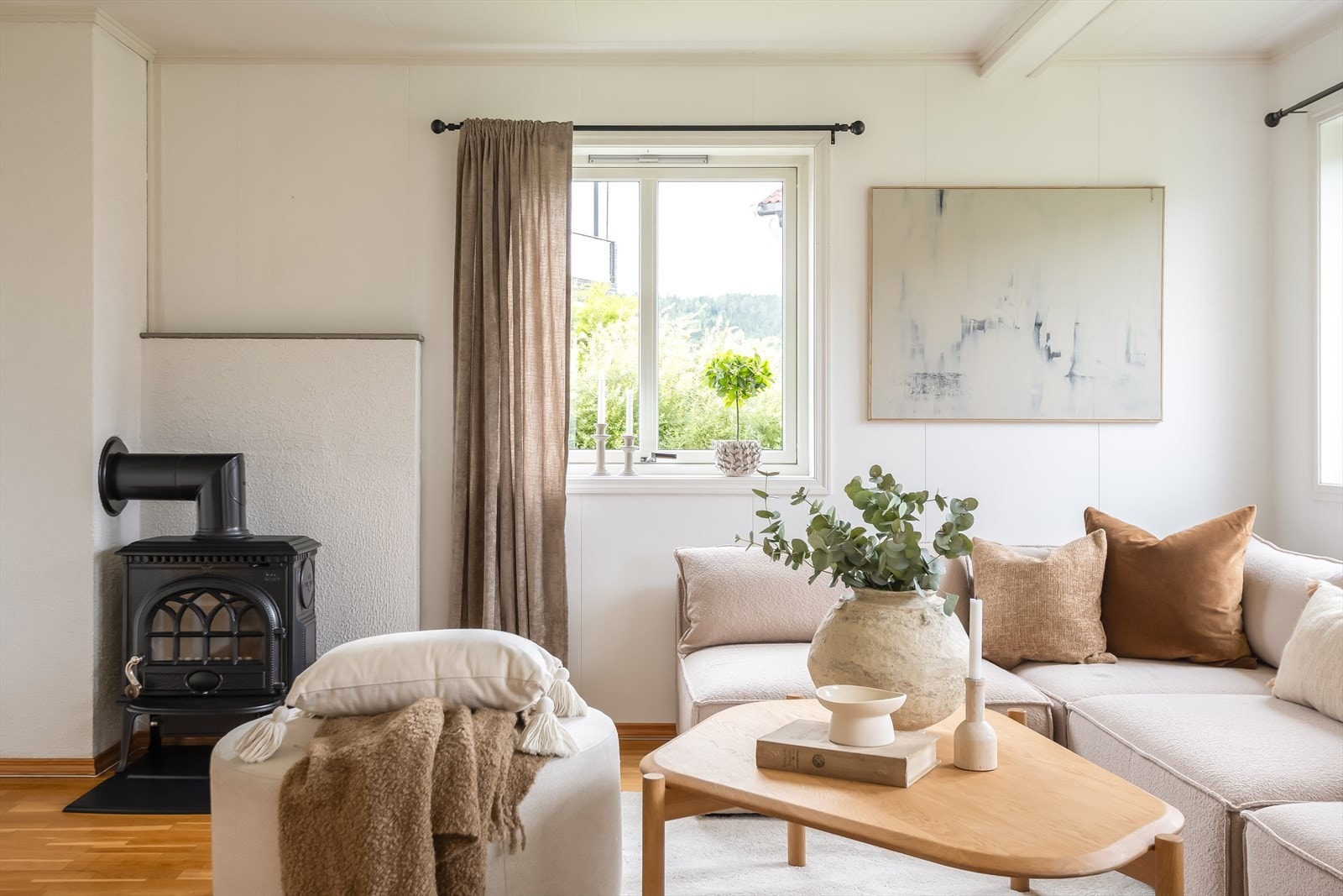 På stuerommet er det etablert peis, noe som gir en behagelig atmosfære og reduserte energikostnader. Galleribilde