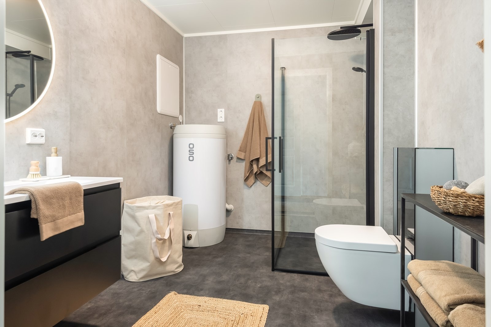 Baderommet ble pusset opp i 2023 av fagfolk, og er vurdert til tilstandsgrad 0 av takstmann. Det foreligger dokumentasjon for utført arbeid. Galleribilde