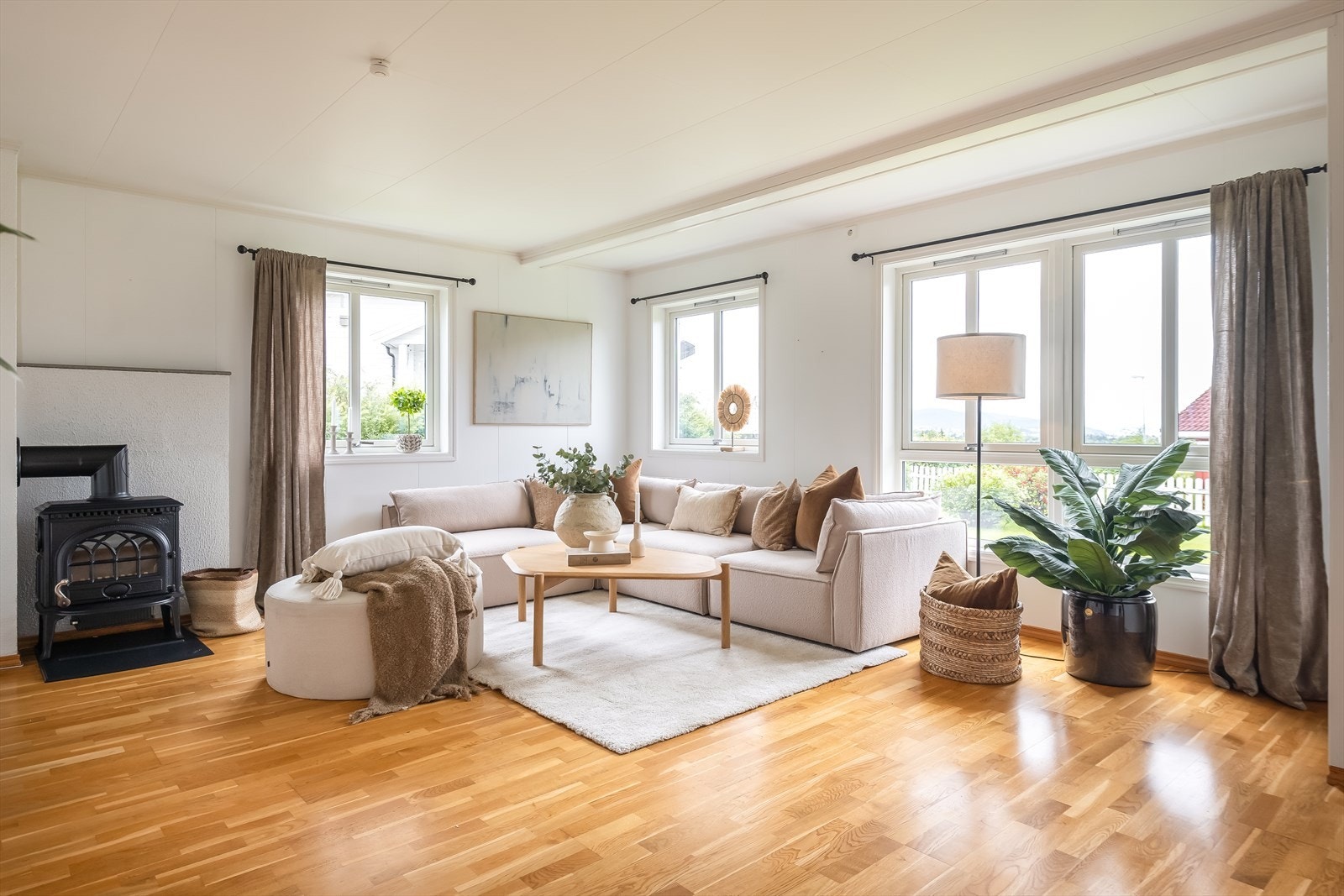 Leiligheten er en andelsleilighet, så her er det ingen dokumentavgift. Videre er det mye inkludert i de månedlige felleskostnadene, med blant annet TV, internett, kommunale avgifter og betjening av fellesgjeld. Galleribilde