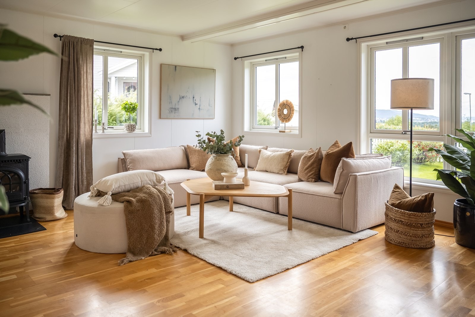 Velkommen til Heimtrøa 24A - en innbydende og romslig andelsleilighet i firemannsbolig på Reppe. Her får du blant annet garasje, solrik terrasse, 3 soverom og vedfyring. Galleribilde