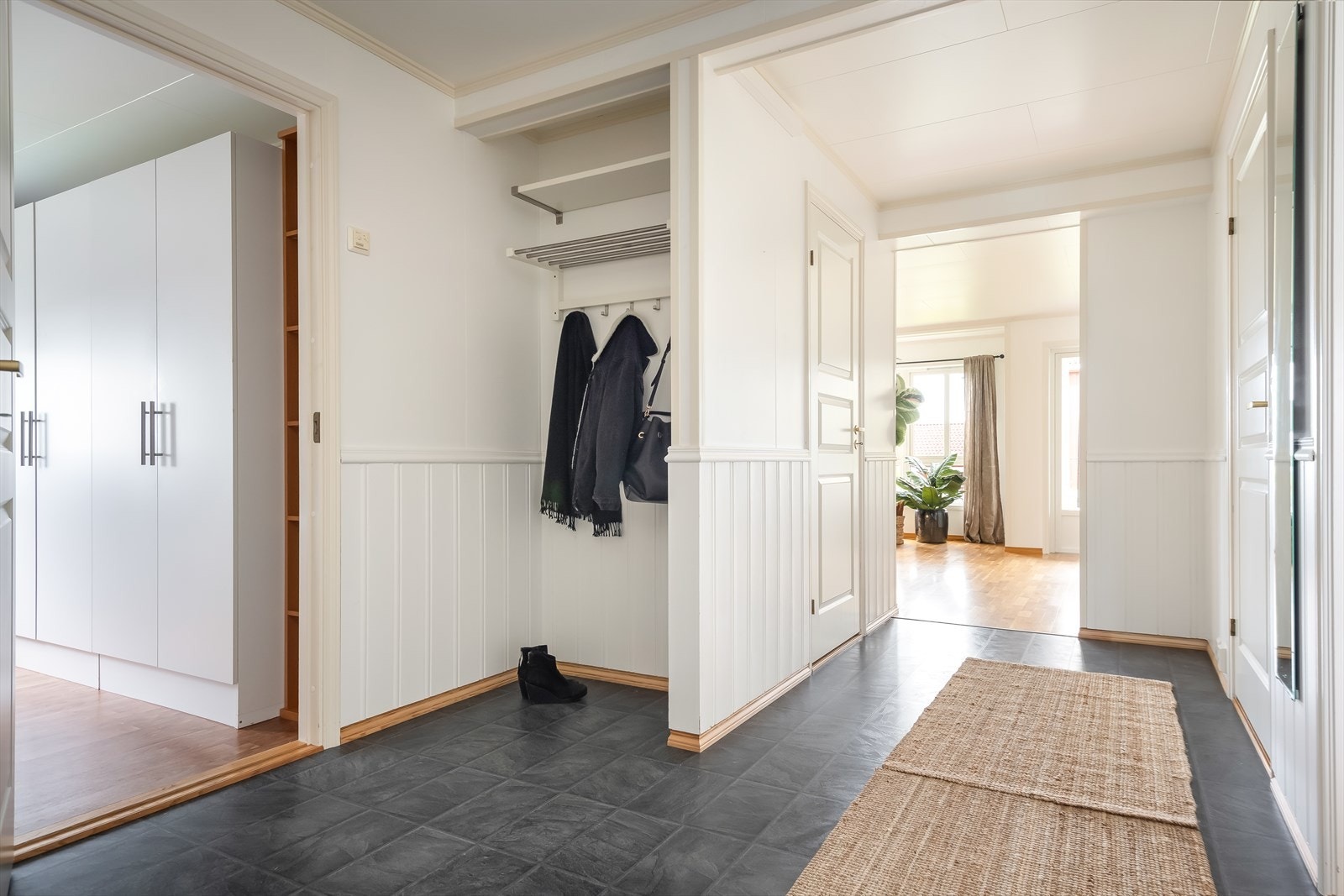 Når man kommer inn i boligen trer man inn i en romslig entré som byr på rikelig med oppbevaringsplass. Det er varme i gulvet. Galleribilde