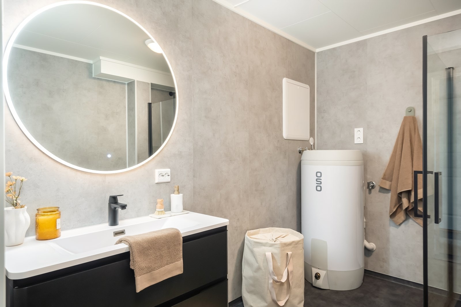 Badet er av usedvanlig god størrelse, og strekker seg over 7m². Det er varme i gulv. Galleribilde