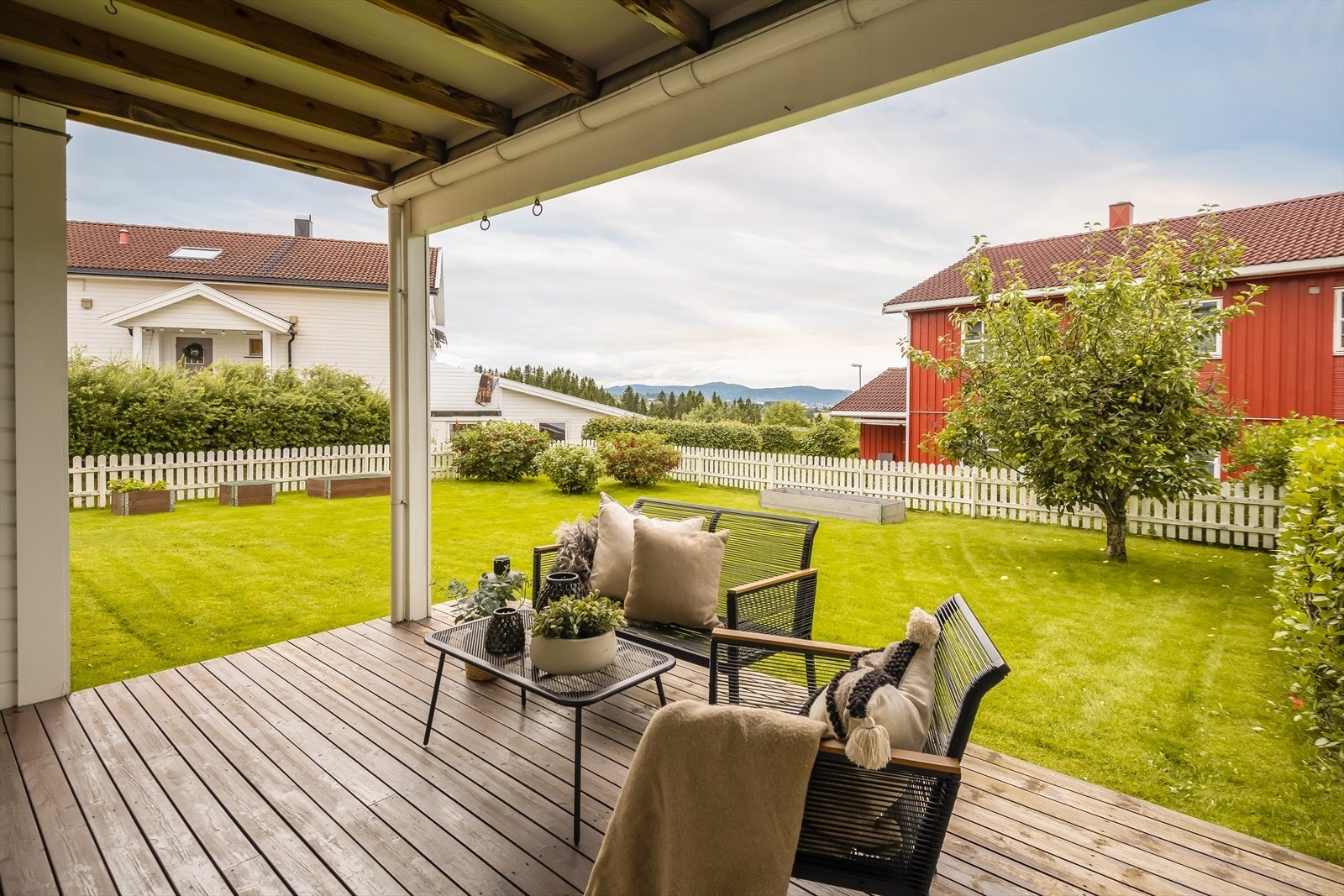 Fra stuerommet har du direkte adkomst til terrasse og plen med svært gode solforhold. Leiligheten ligger tilbaketrukket til i rolig blindvei, og har en hjørnebeliggenhet ut mot frodig hage. Galleribilde