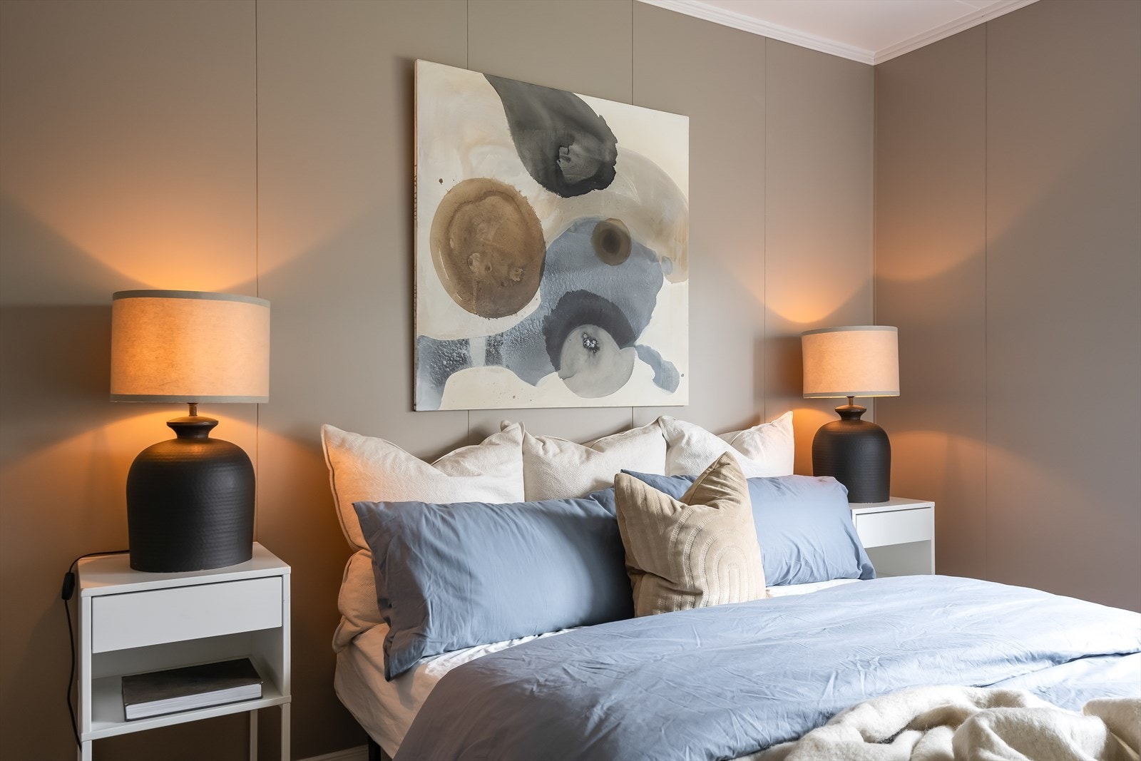 Leiligheten innehar i tillegg både innvendig- og ekstern bod. Den innvendige boden rommer 3m², mens den eksterne er på 5m². Galleribilde