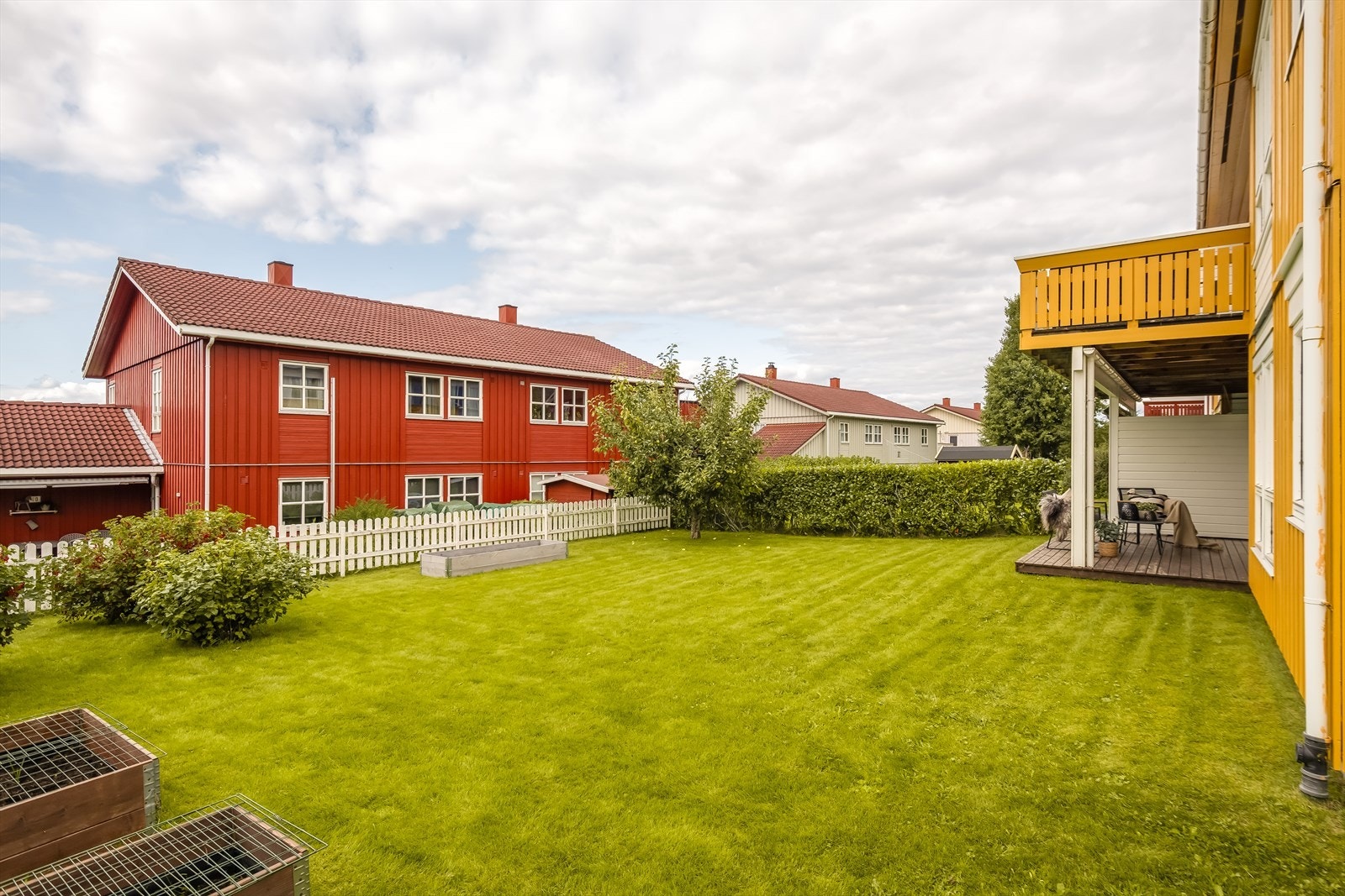 Fra terrassen kommer du rett ut til pent opparbeidet hage. Her er det epletre og bærbusker. Galleribilde