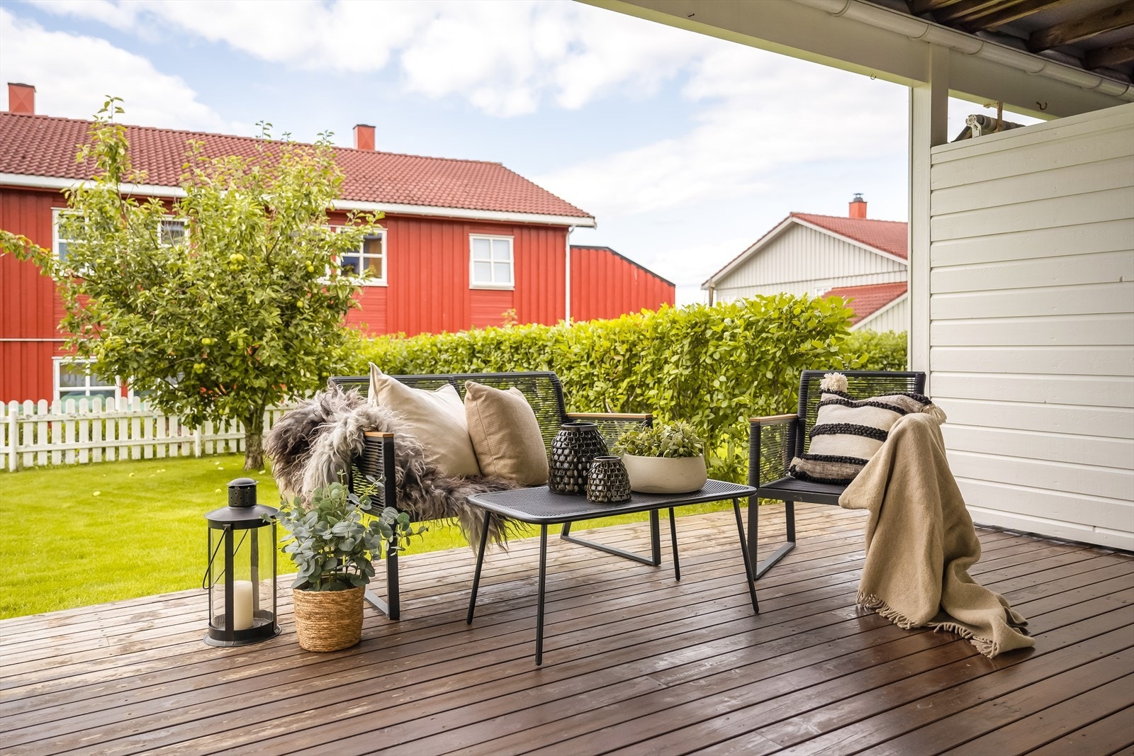 Terrassen er overbygd, noe som gjør at den enkelt kan brukes gjennom ulike sesonger. Galleribilde