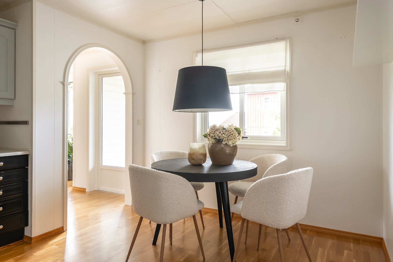 Kjøkkenet ligger praktisk adskilt fra stuerommet. Galleribilde