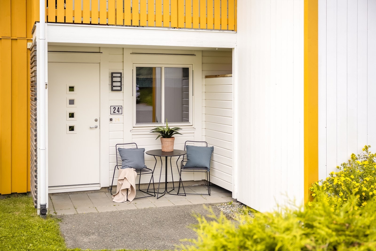 Ytterdør ble skiftet ut i ca. 2022 av borettslaget. Videre ble også fasaden oppmalt i ca. 2021, og bordkledning på værvegg byttet ut i ca. 2020. Galleribilde