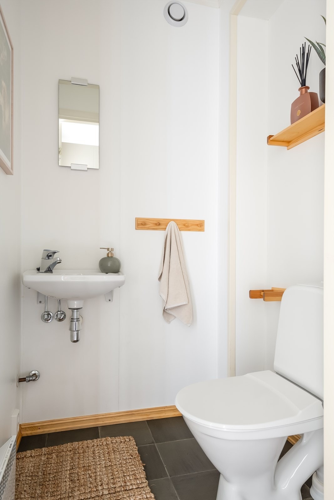 Praktisk adskilt toalettrom som ligger like innenfor entréen. Galleribilde