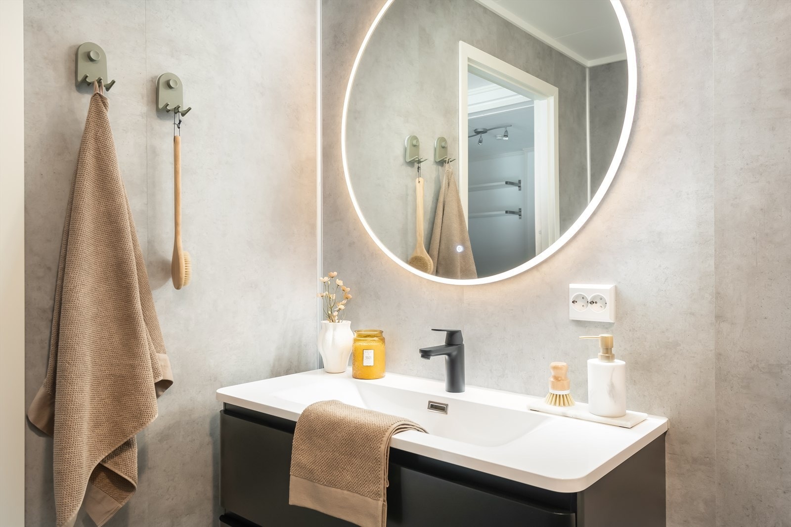 Badet bærer preg av delikate farge- og materialvalg, med sorte detaljer og speil med led touch lysstyring. Galleribilde