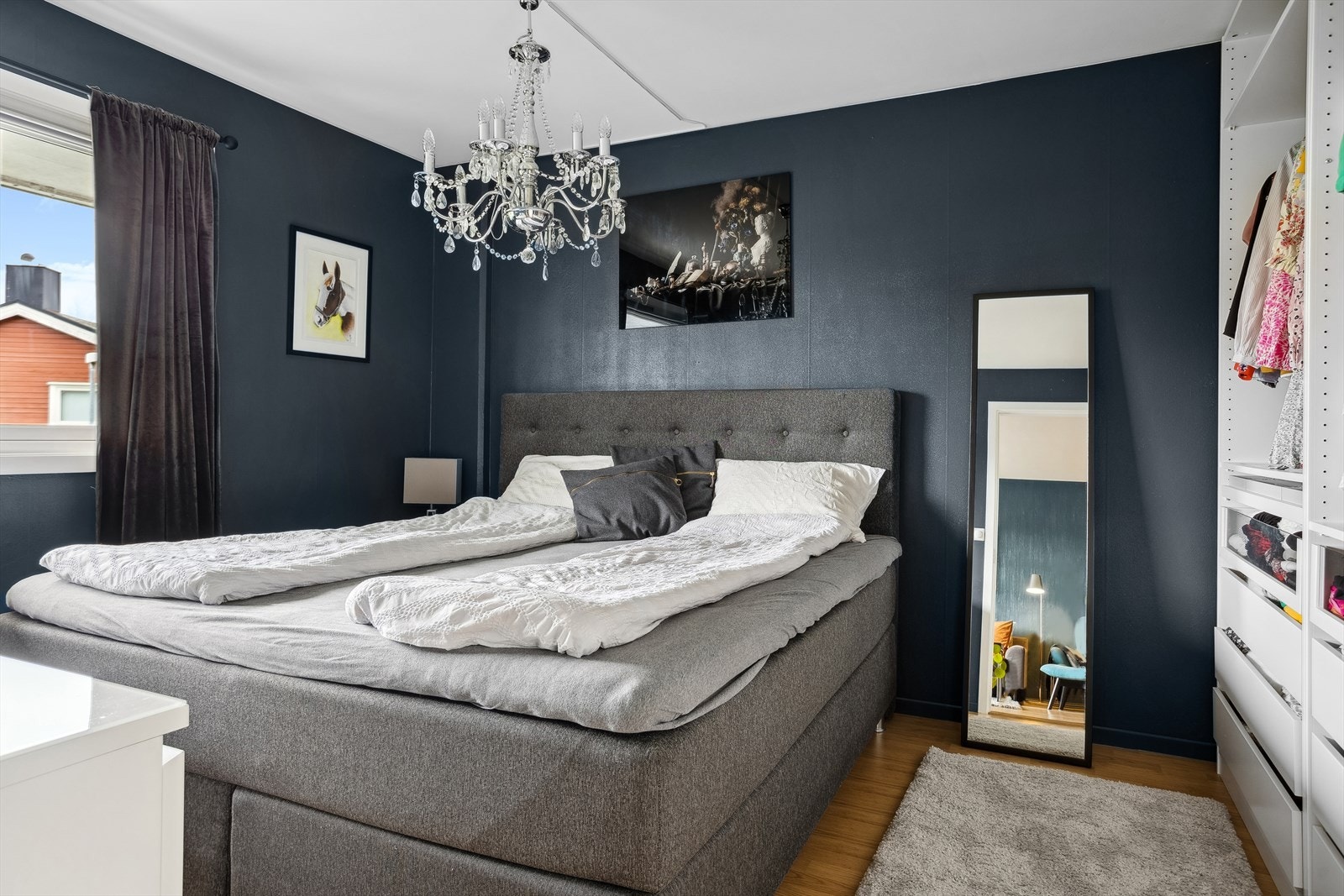 Det er god plass til dobbeltseng, kommode og garderobeløsning lang veggen. Galleribilde
