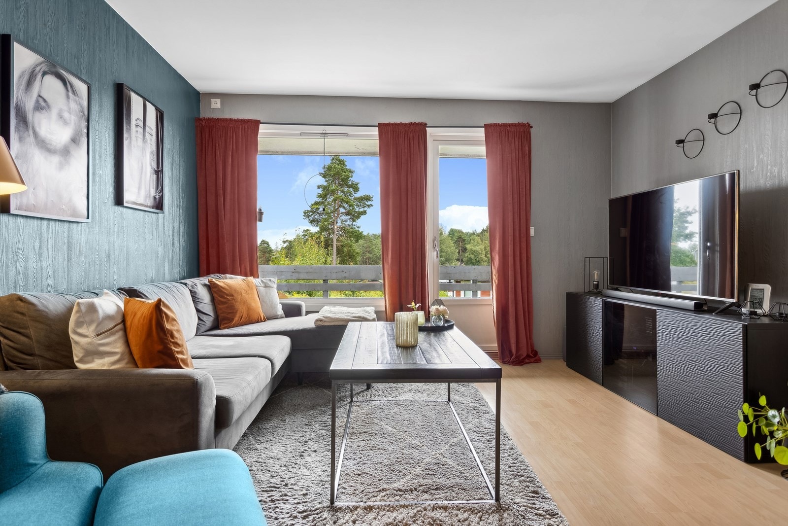 Stuen er lys og luftig, herfra har man direkte adkomst til en balkong på 13 m². Galleribilde