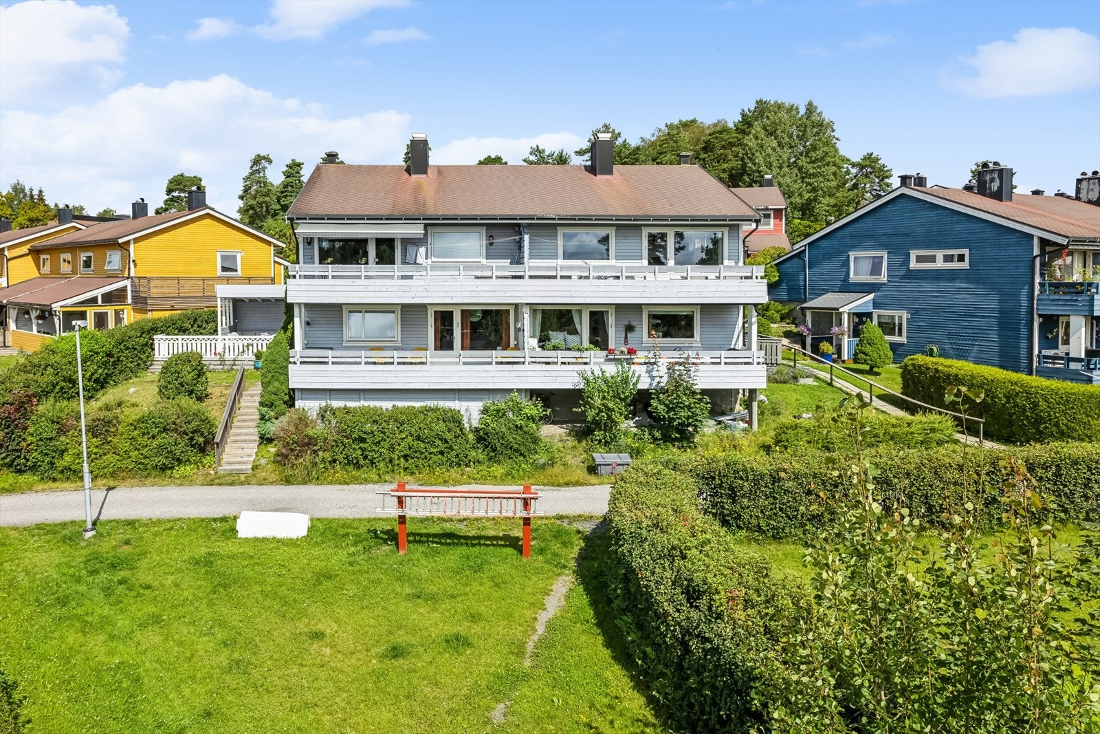 Her bor du i stille og rolige omgivelser, men likevel sentralt og med kort vei til butikker, treningssenter og offentlig kommunikasjon. Galleribilde