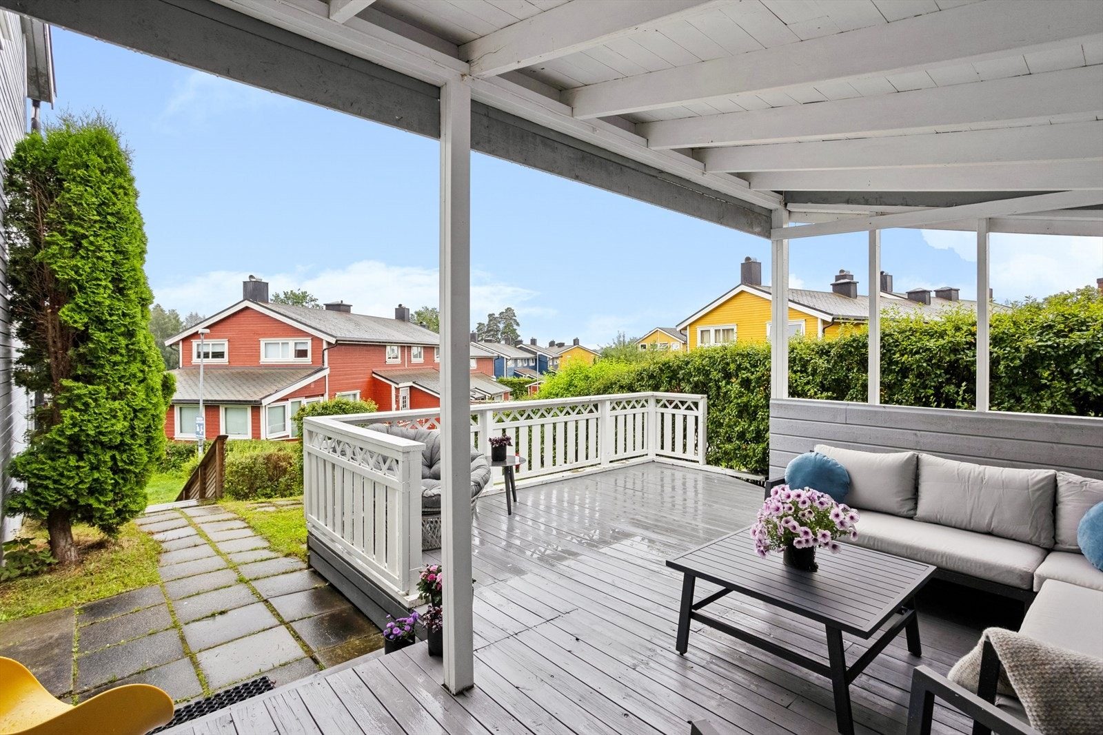 Inngangspartiet er pent opparbeidet med gressplen, steinheller og platting. Her har du god plass til å innredet etter eget ønske. Galleribilde