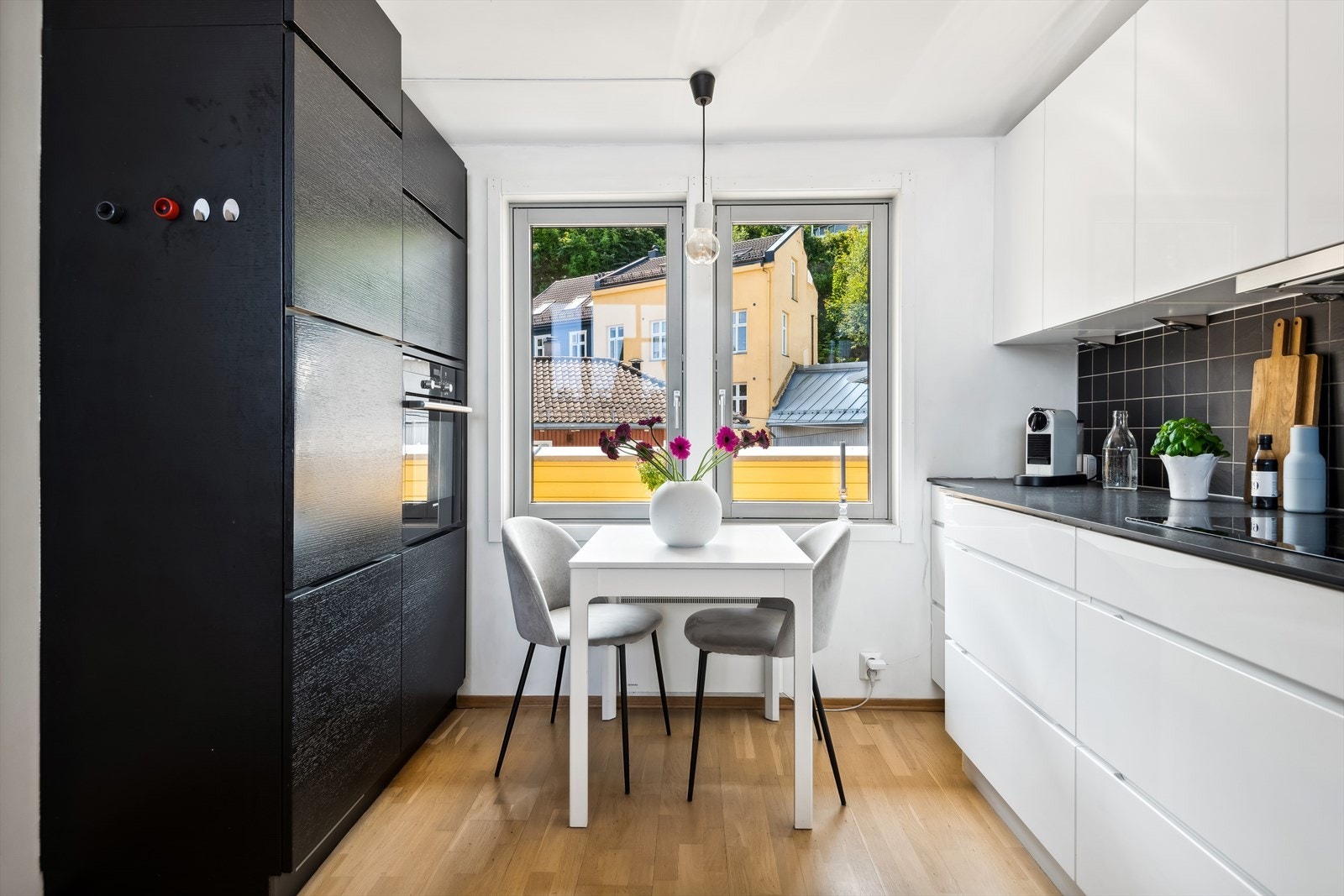 Foran vinduet er det plass til et hyggelig frokostbord med fin utsikt til den sjarmerende gaten. Galleribilde