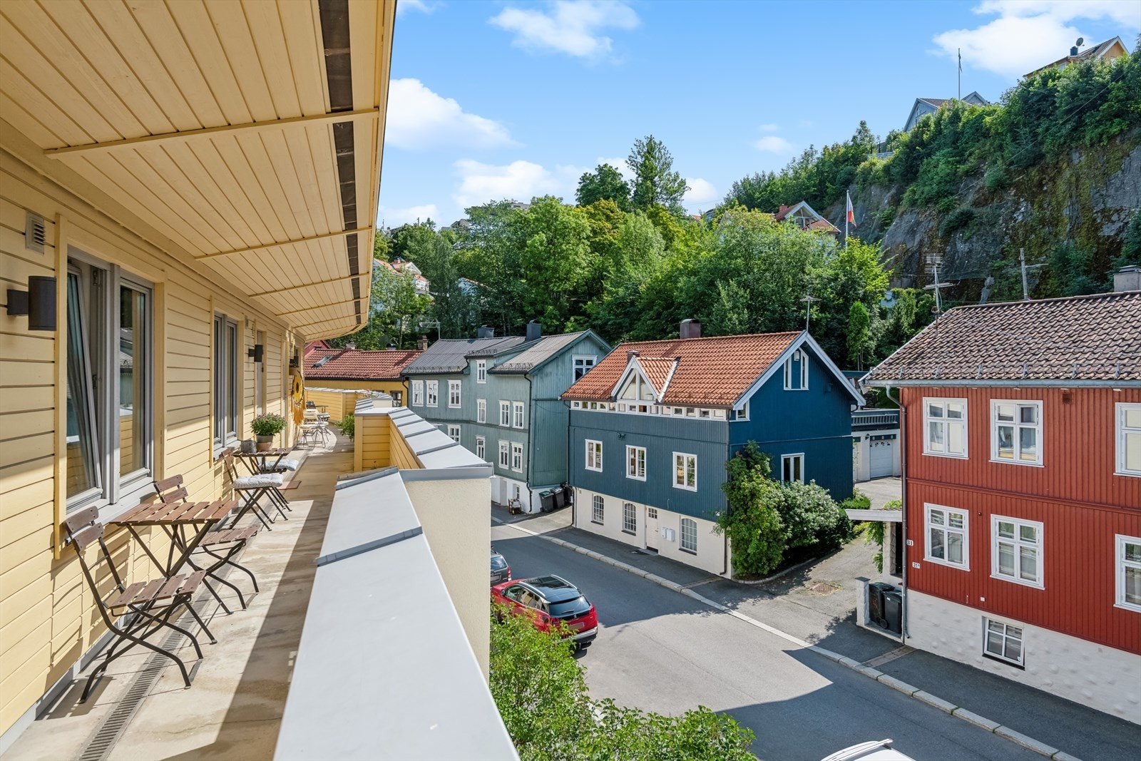Når du kommer opp trappene møtes du først av en svalgang med plass til å sette opp et lite bord og to stoler. Her er det sol fra tidlig morgen og frem til rundt kl. 17, midtsommer. Dersom du har barnevogn finnes det parkering for denne på bakkeplan. Galleribilde