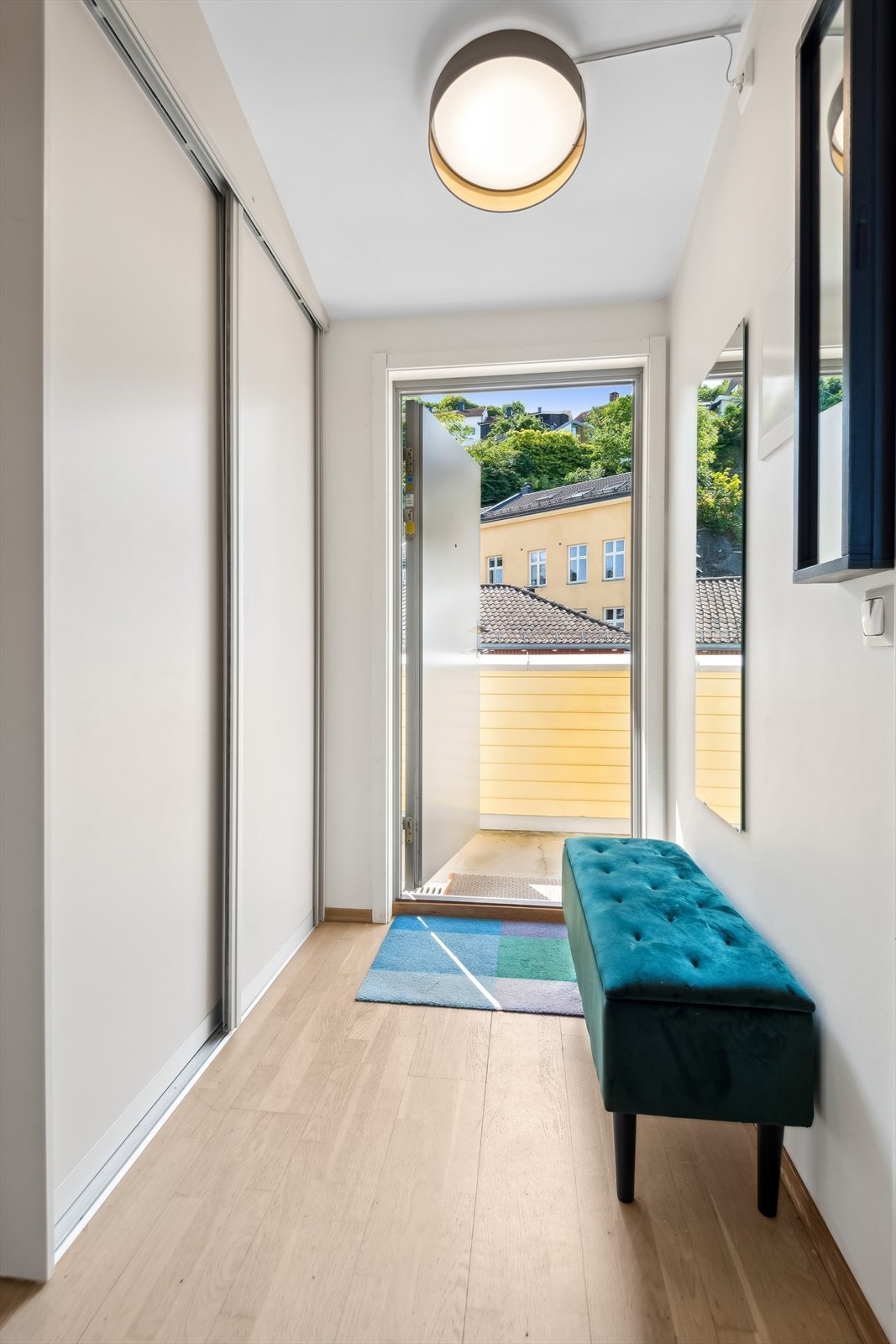 Entreen er lys og innbydende og gir et godt førsteinntrykk av leiligheten. Sko og yttertøy ryddes pent bort i rommelig skyvedørsgarderobe. Veggene er malt i en lys fargetone og det er parkettgulv. Galleribilde