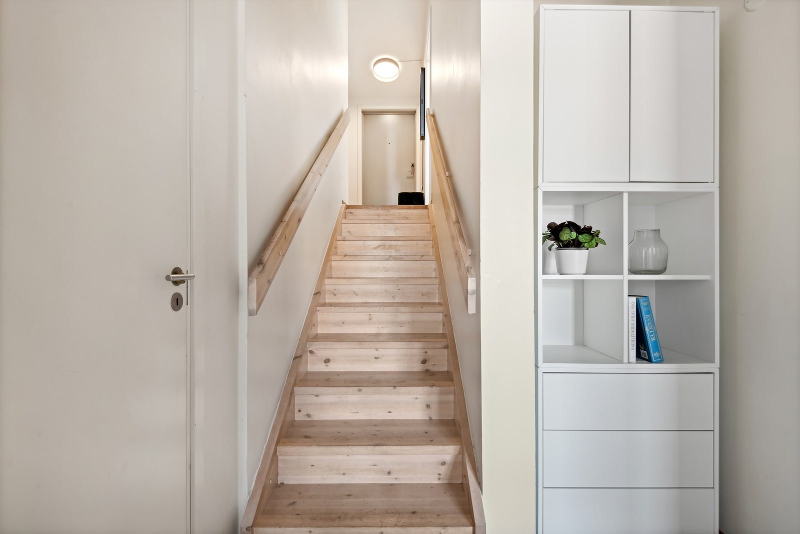 På nedre plan ligger leilighetens to soverom og bad. Her er også den innvendige boden på ca. 2 kvm med ekstra oppbevaringsplass. Galleribilde