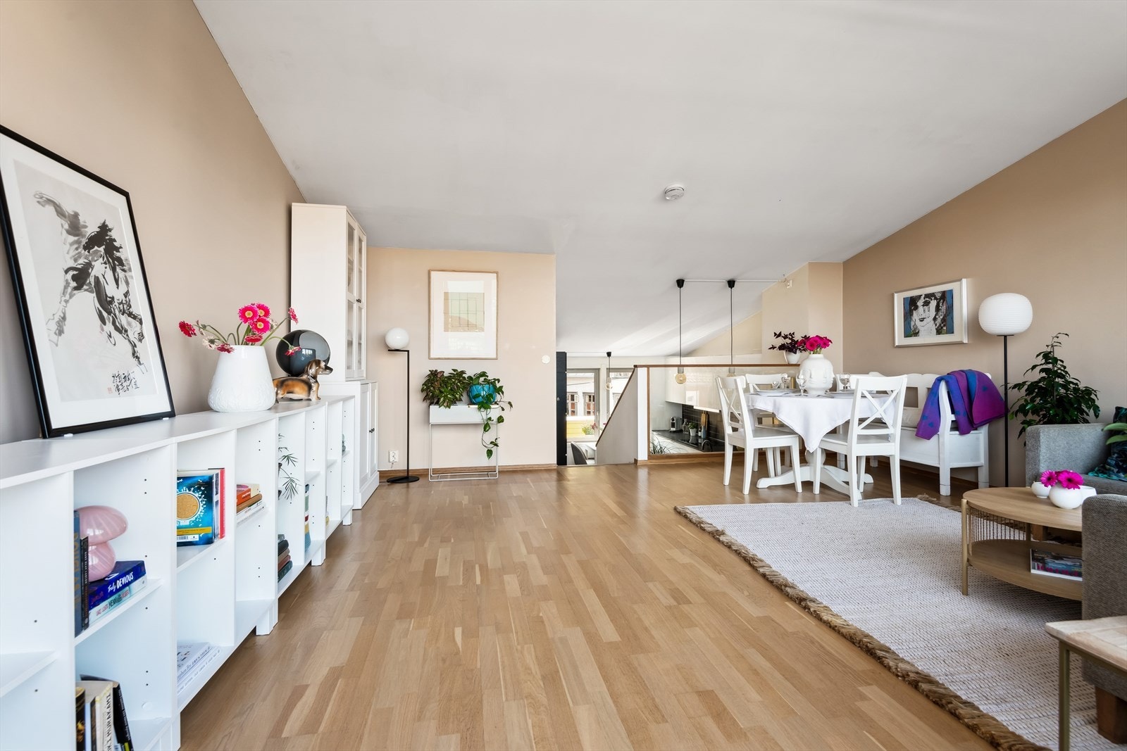 Stuen har svært fine innredningsmuligheter. Det er god plass til både sofa- og spisegruppe, samt ønsket medie- og oppbevaringsmøblement. Galleribilde