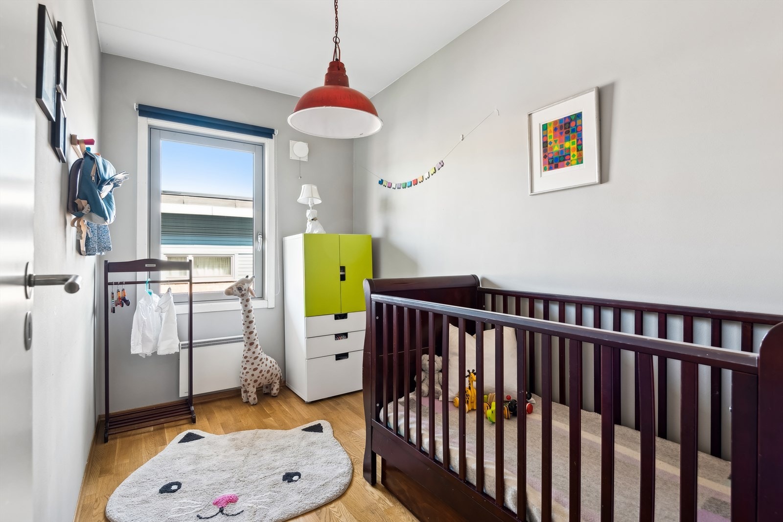 Soverom nummer to er også av god størrelse. Rommet har plass til en stor seng, kommode og skrivebord. Dette rommet gjør seg ypperlig som barnerom, gjesterom eller kontor. Galleribilde