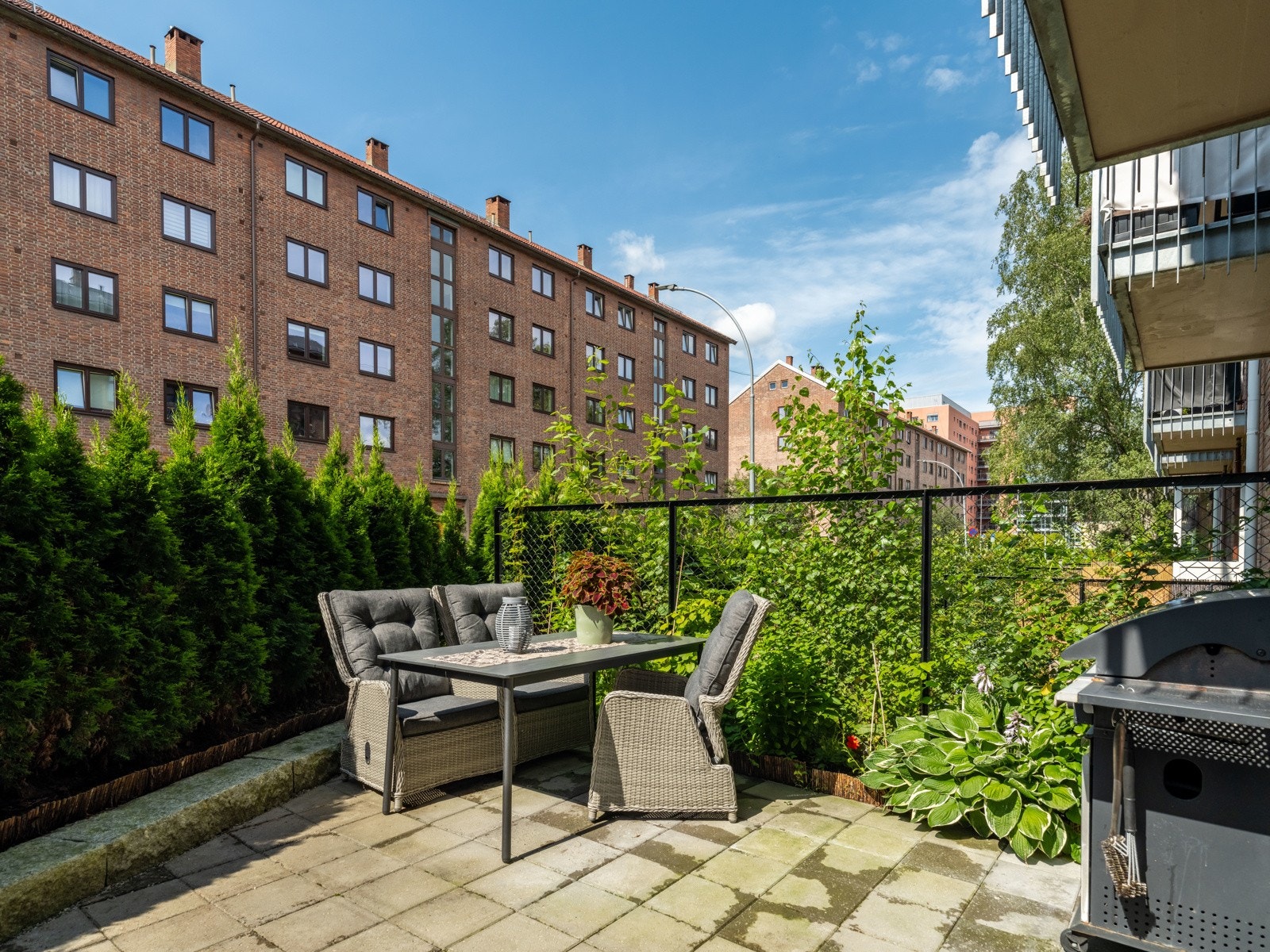 Terrassen er vestvendt og med gode solforhold fra ca. kl. 13 til kl. 19 sommertid. Galleribilde