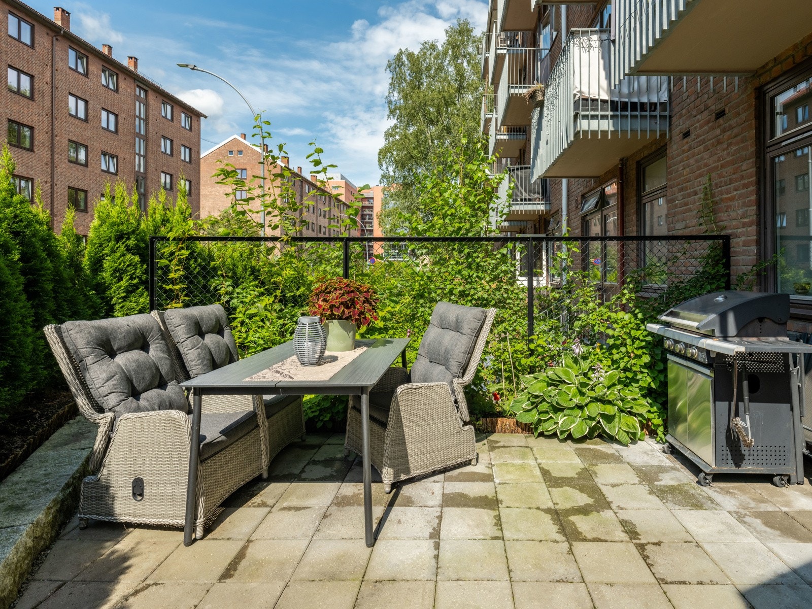 Gjennom sommerhalvåret får du klisjeen "et ekstra oppholdsrom" - som er hjertelig velkomment når man ønsker å samle vennegjengen. Galleribilde