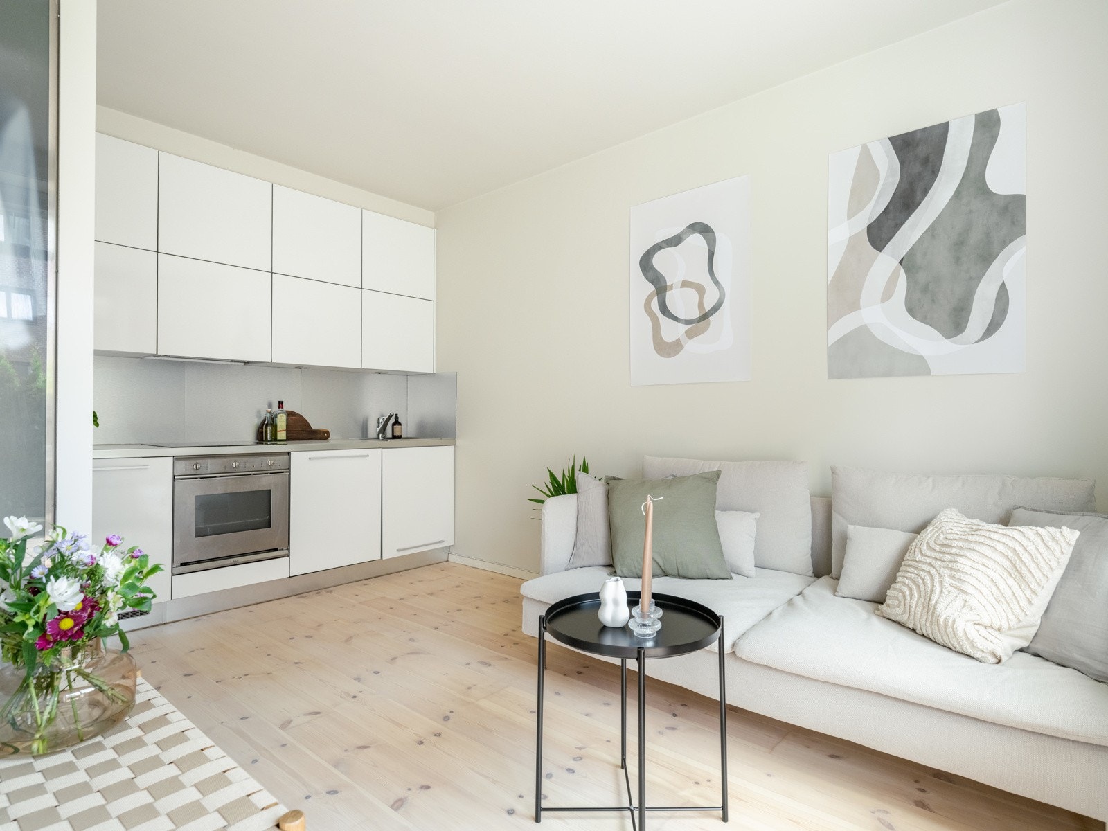 Stuen er lys og romslig, og med en takhøyde på hele 2,59 oppleves rommet ekstra stort. Galleribilde