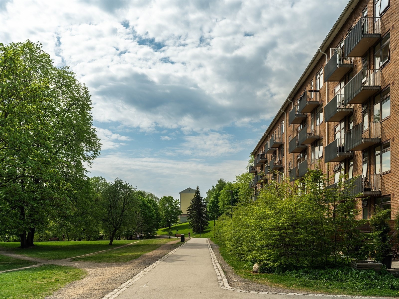 Ønsker du enda mer sol tidligere på dagen, kan du enkelt gå ut i den nydelige parken. Galleribilde