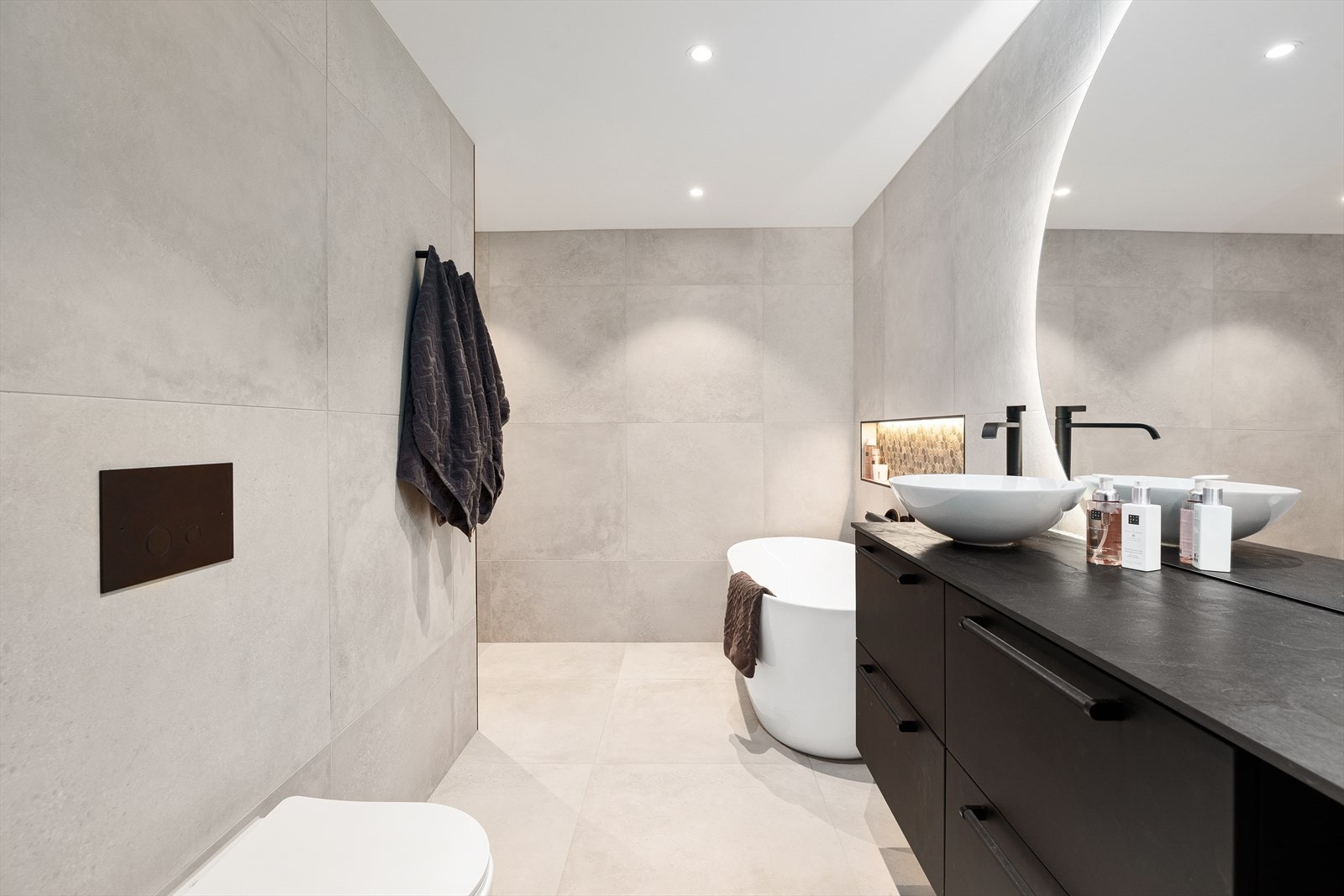 Lekker bad i tilknytning til hovesoverommet Galleribilde