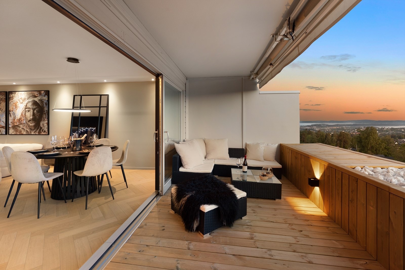 Terrassen er vestvendt og måler 14 kvm. Her har du fjordutsikt og god boltringsplass for familie og venner Galleribilde