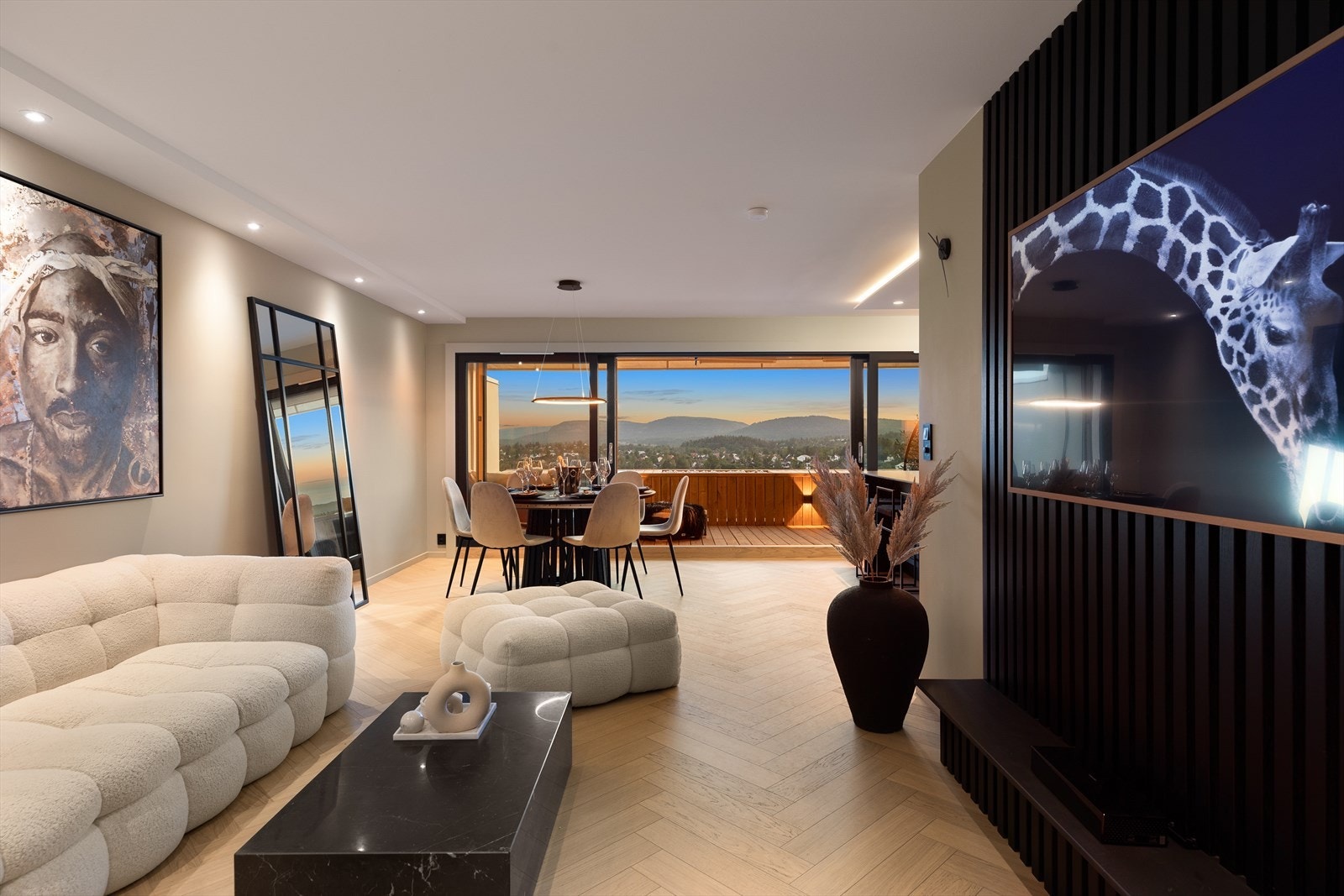 Boligen har en flott åpen stue- og kjøkkenløsning. Rommet har naturlige soner for sittegruppe og spiseavdeling Galleribilde