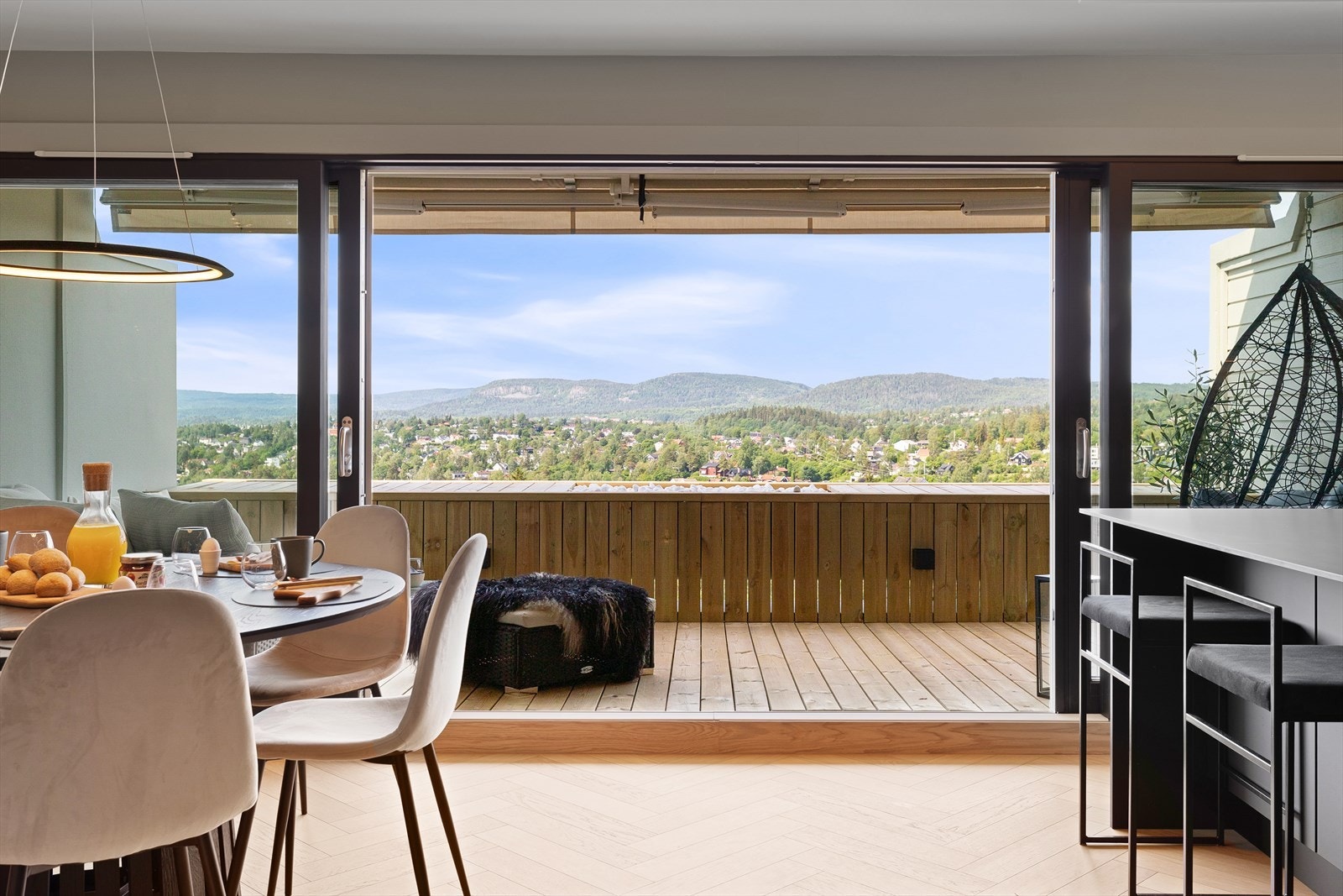 Terrassen fungerer som en utvidelse av boligen på sommerstid. Den nye terrassedøren fra 2023 skaper en stor åpning som gir fri flyt mellom inne og ute Galleribilde