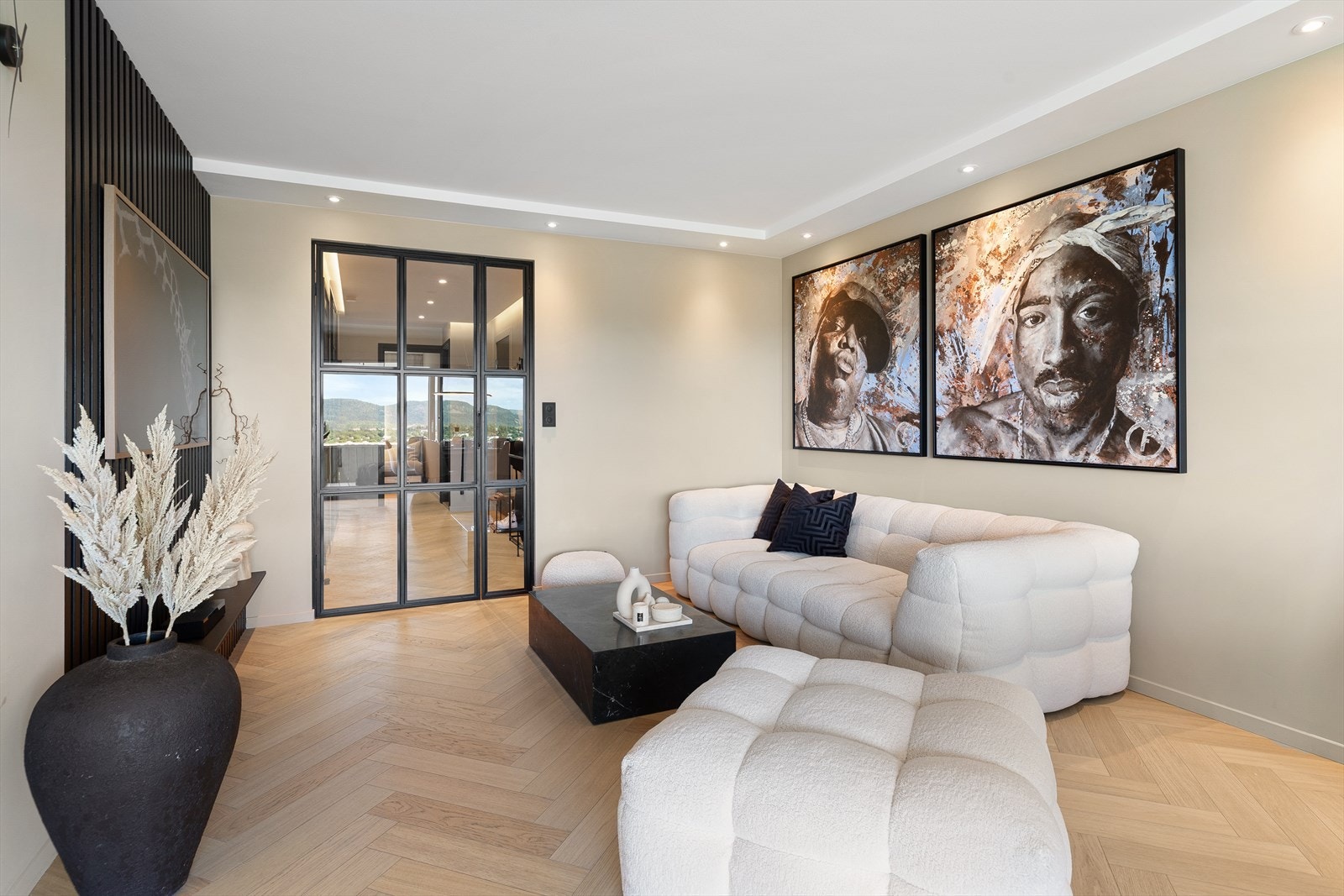 En flott smijernsdør med glass deler av stuen fra entréen og soverommene Galleribilde