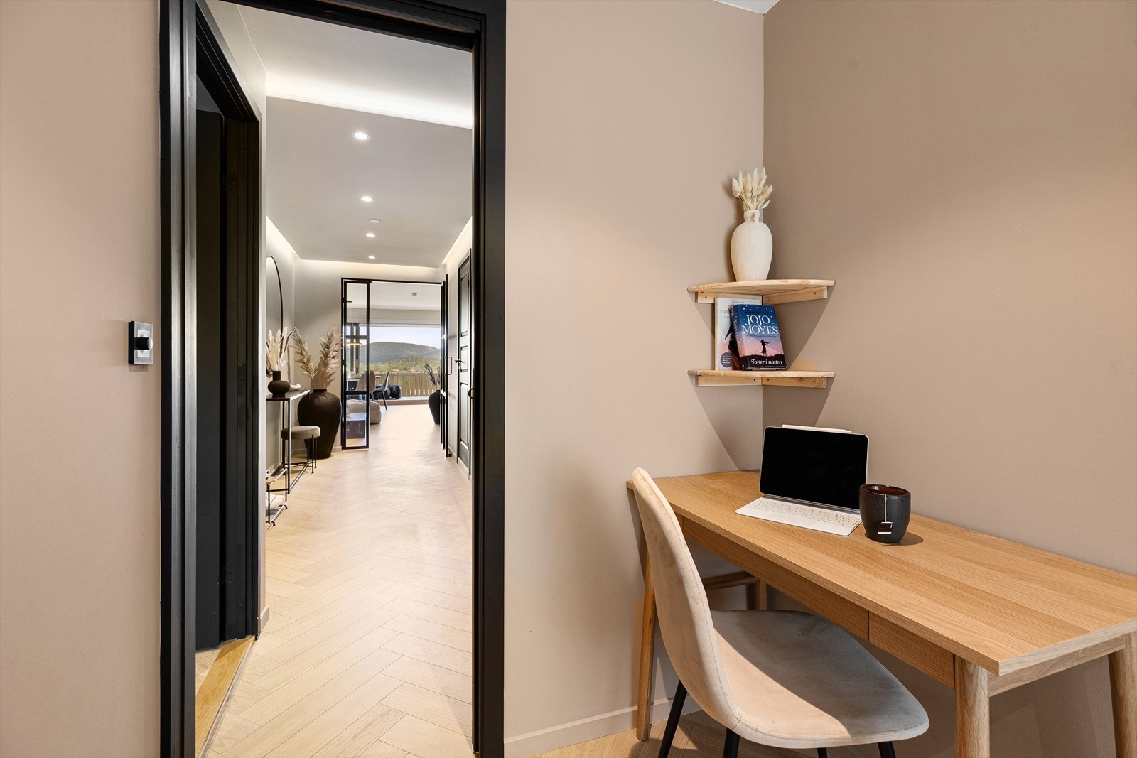 Boligens miderste soverom fungerer godt som gjesterom, barneværelse og/eller hjemmekontor Galleribilde