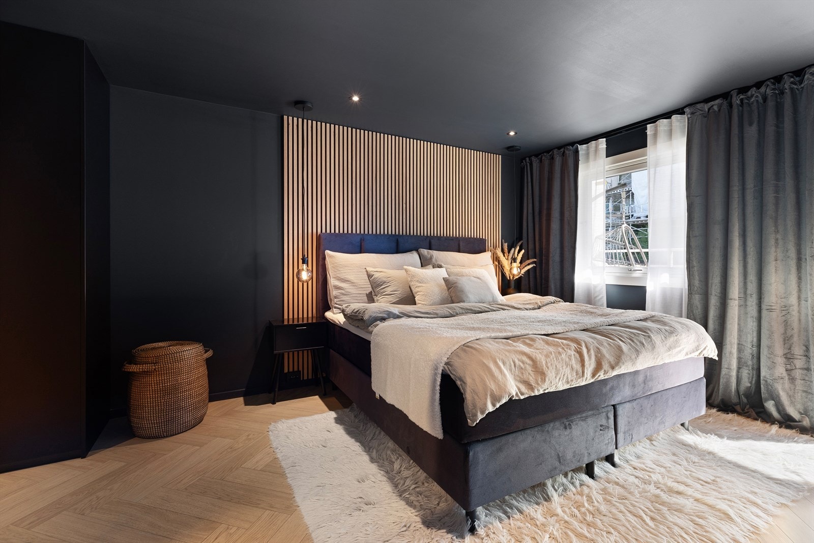 Hovedsoverommet er romslig med god plass til dobbeltseng og øvrig soveromsinventar Galleribilde