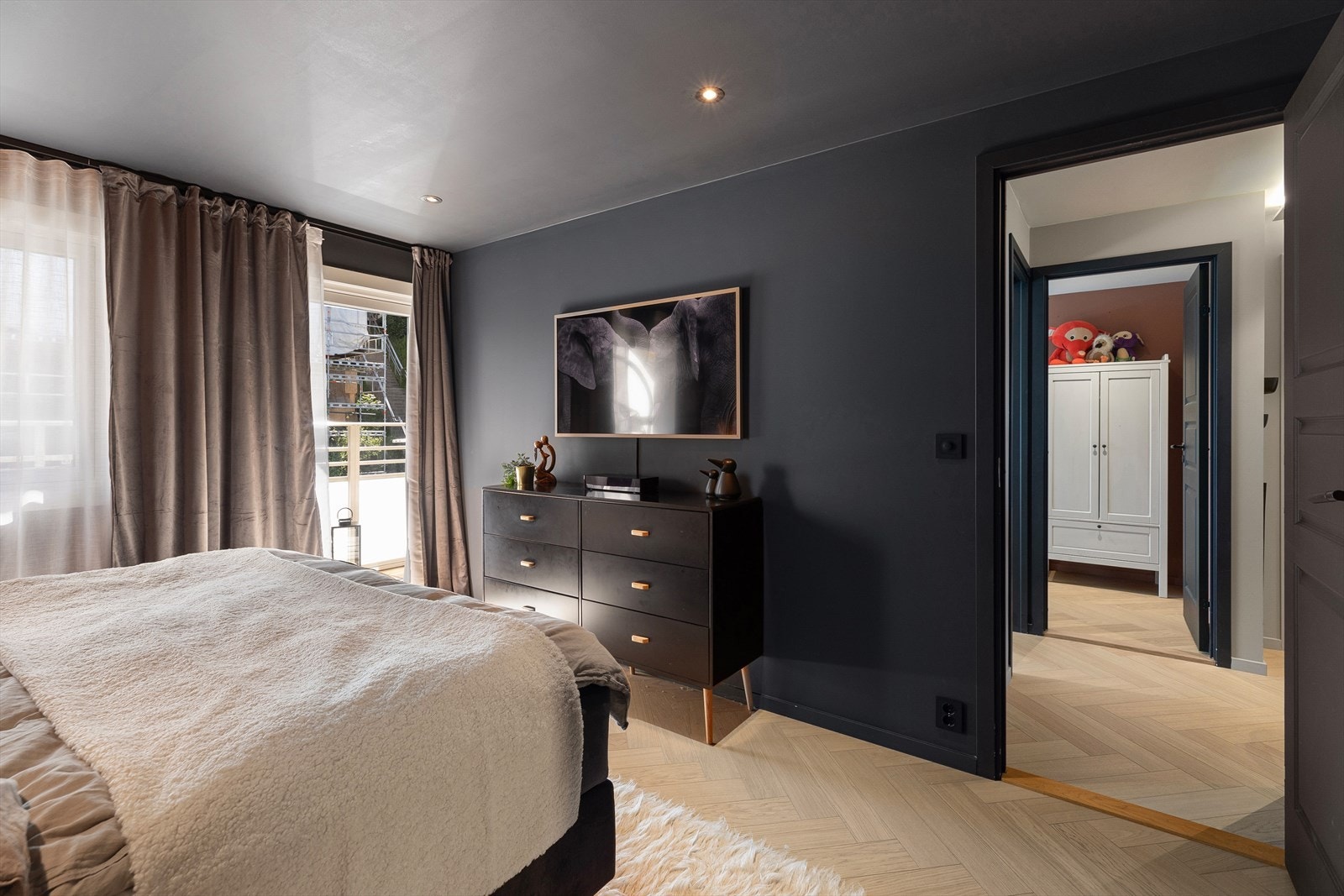 Fra soverommet er det utgang til boligens østvendt balkong Galleribilde